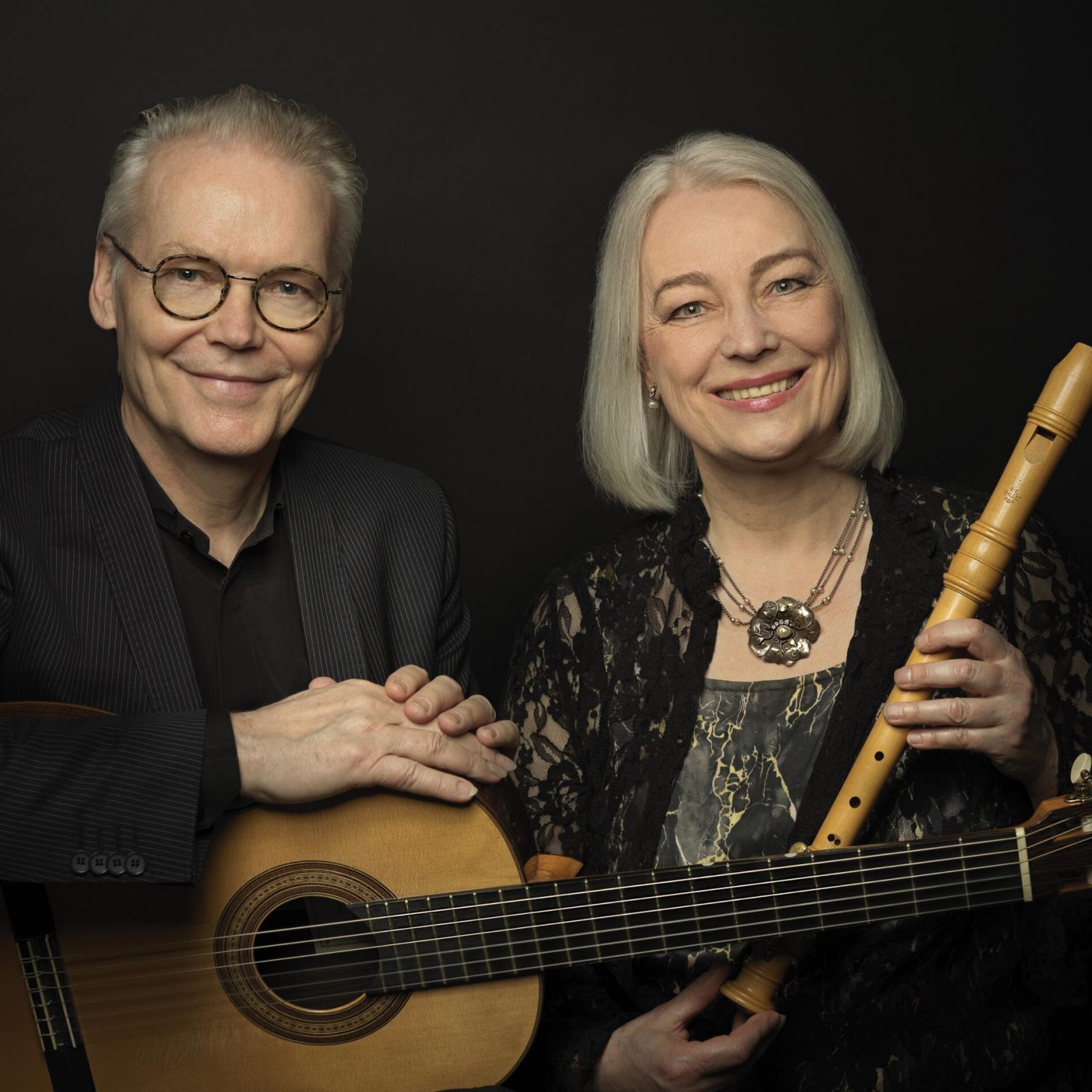 Michala Petri & Lars Hannibal med instrumenter ved sort baggrund