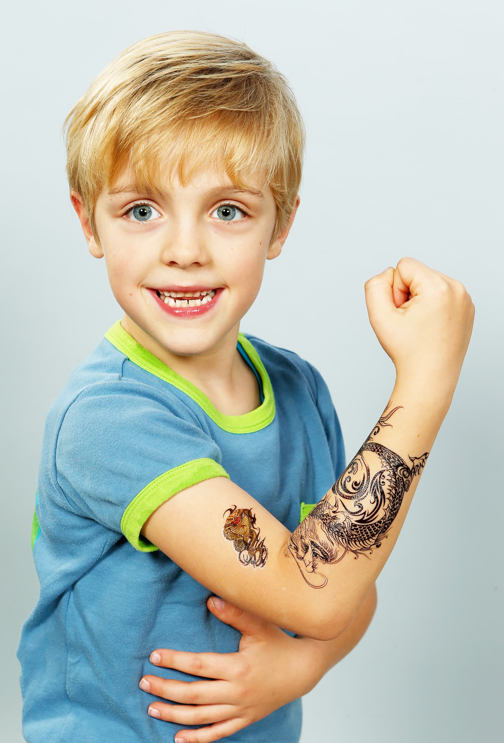 dreng med tatoveringer