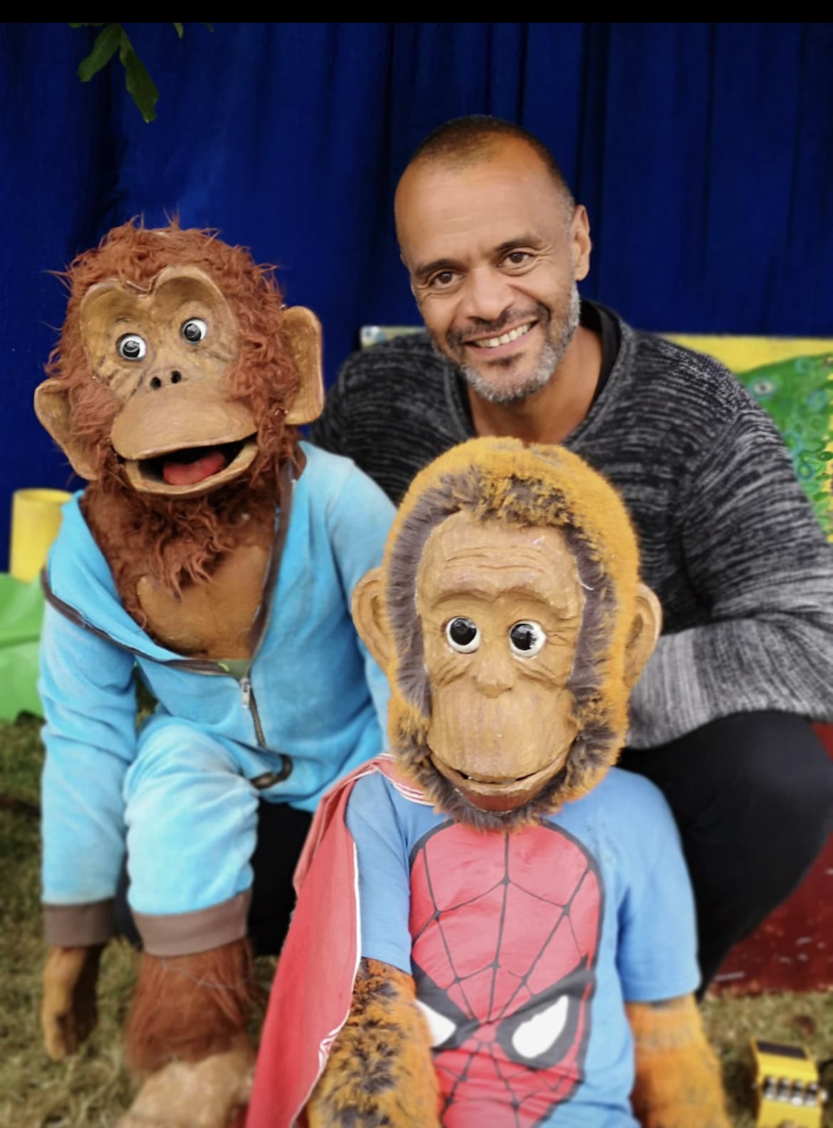 mand og to aber. En bamse og en i træ