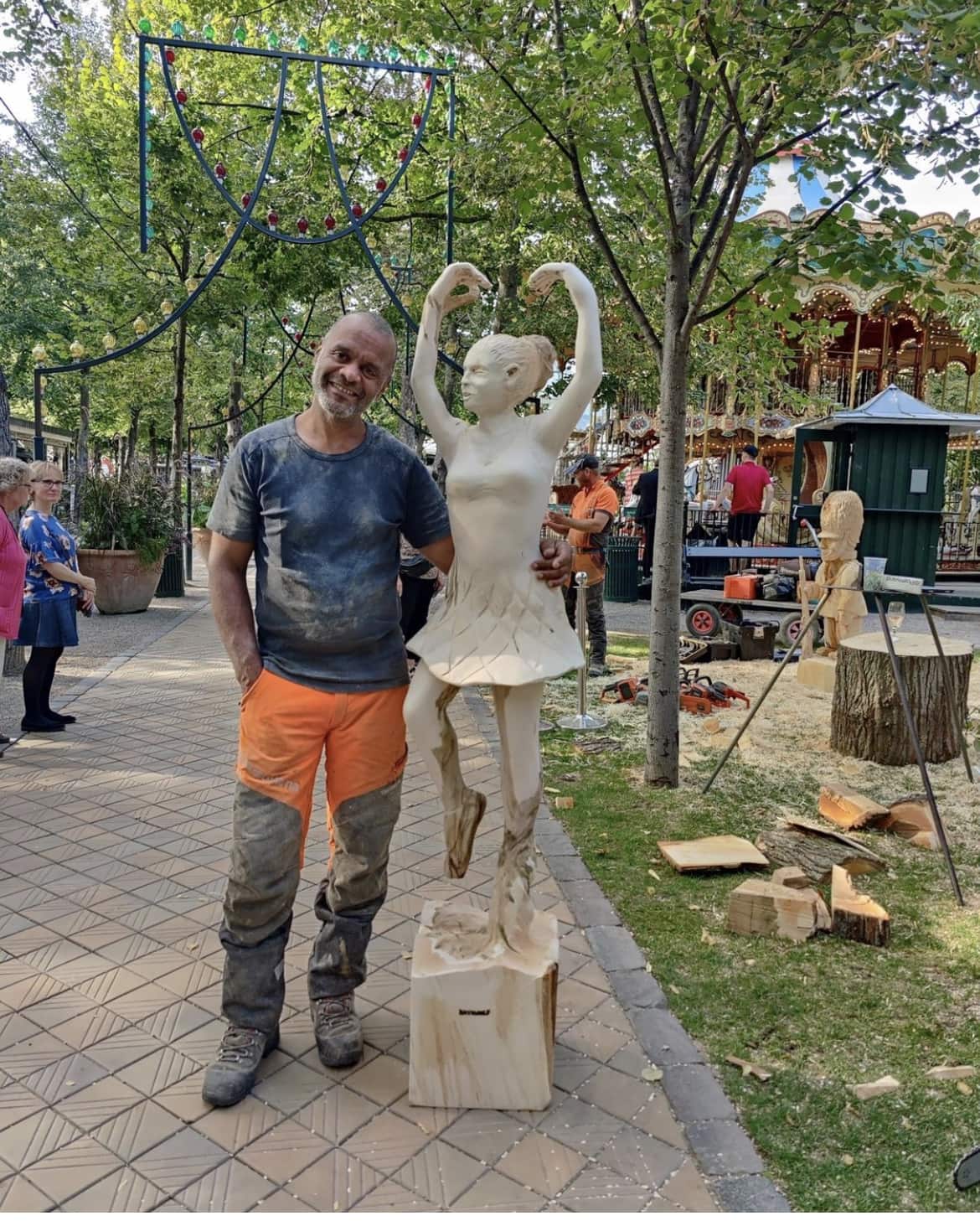 mand i tivoli med træstatue