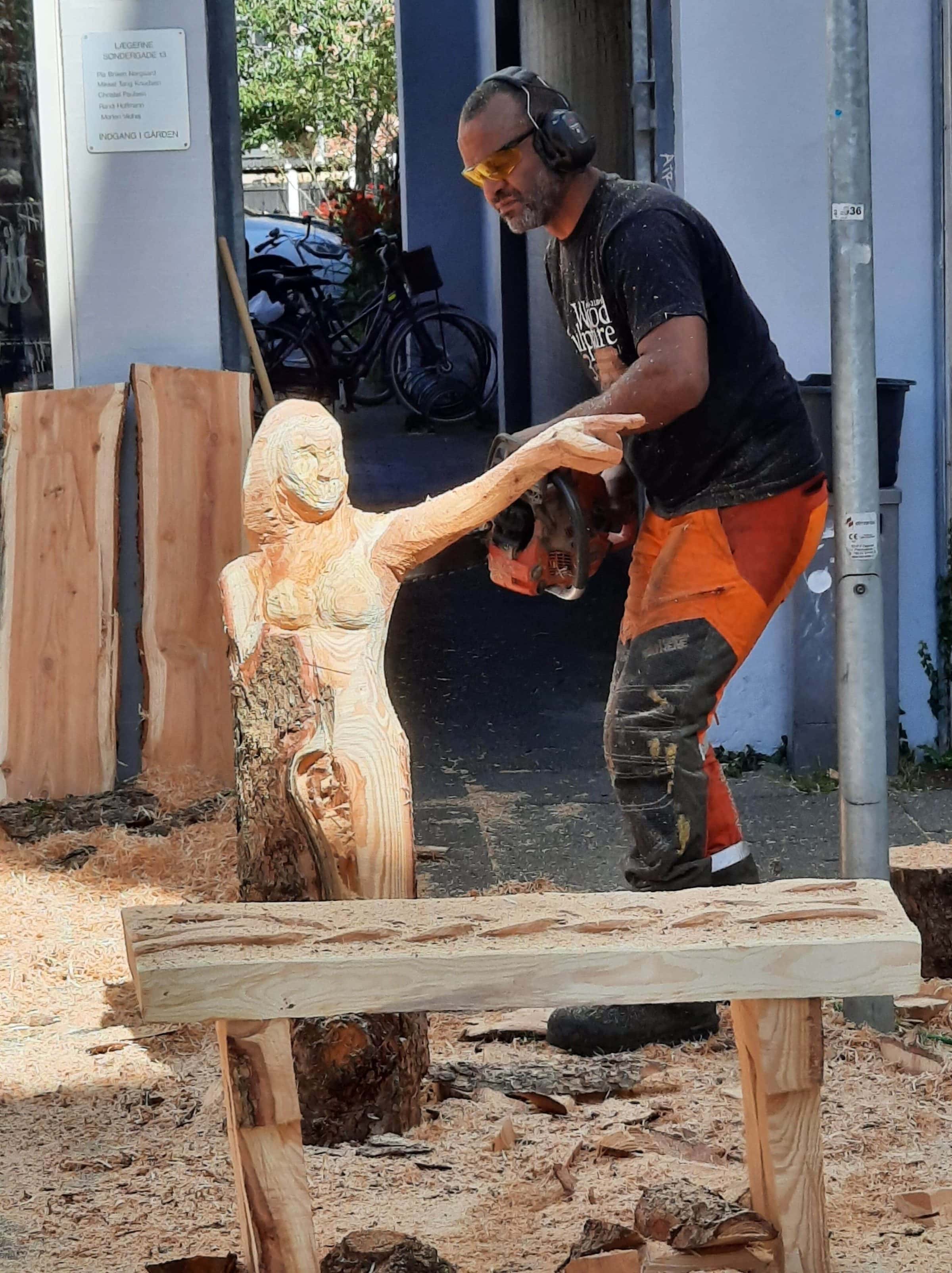 mand skærer i træ.2