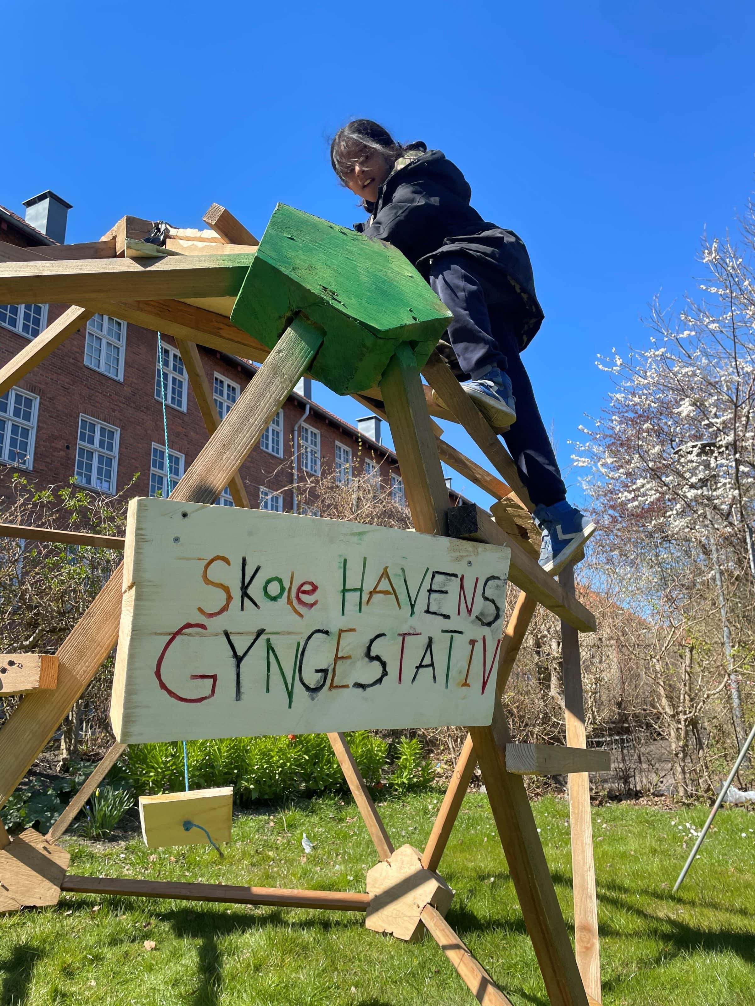 barn udendørs på træ