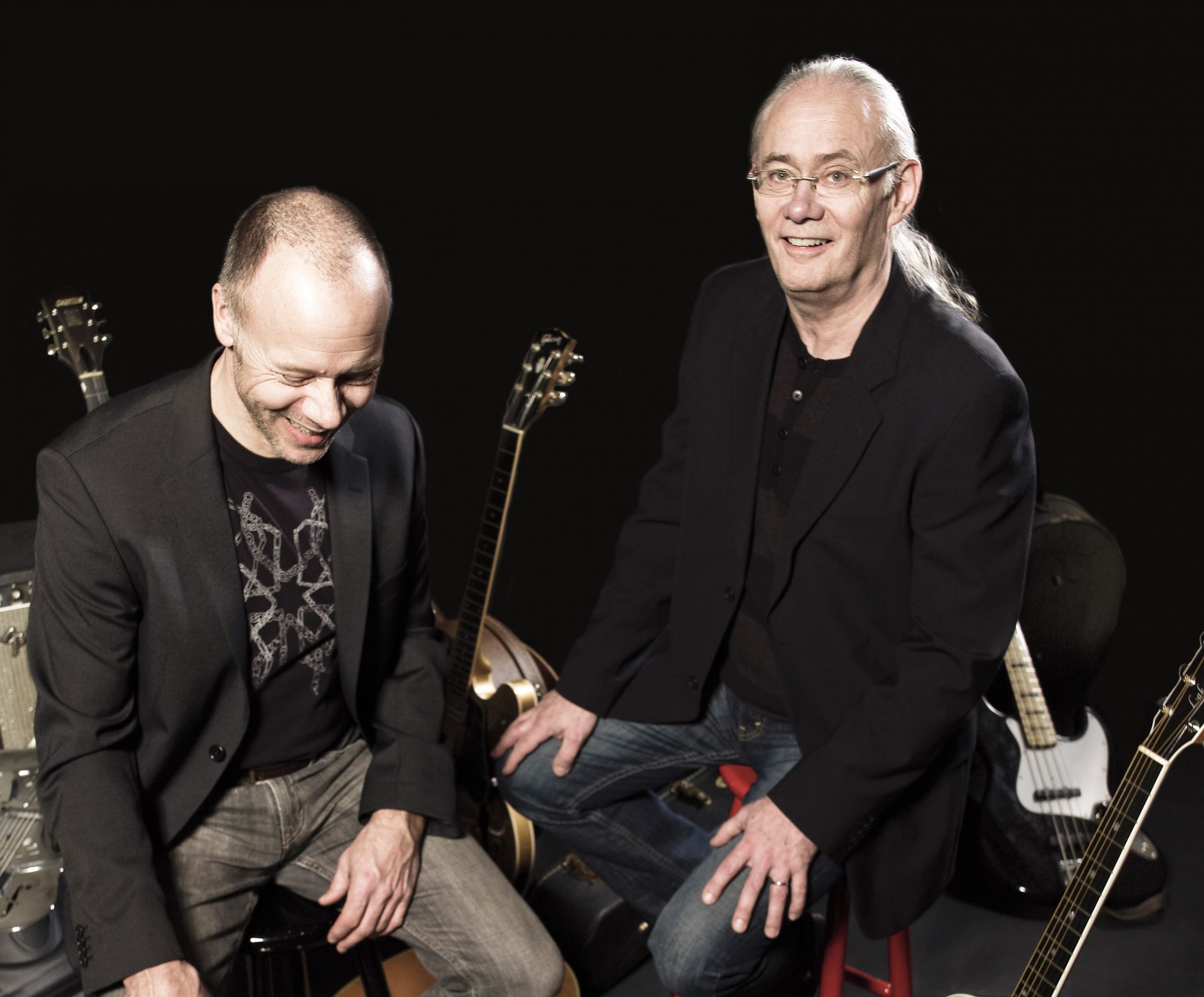 Wedgwood Duo siddende med sort baggrund