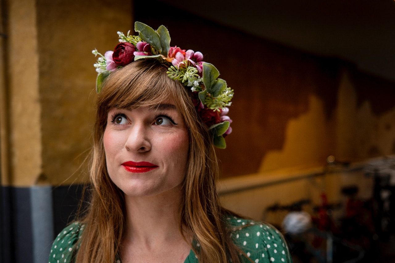 Louise Dubiel med krans på hovedet