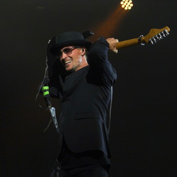 Nicki Jack Solo guitar over skulderen