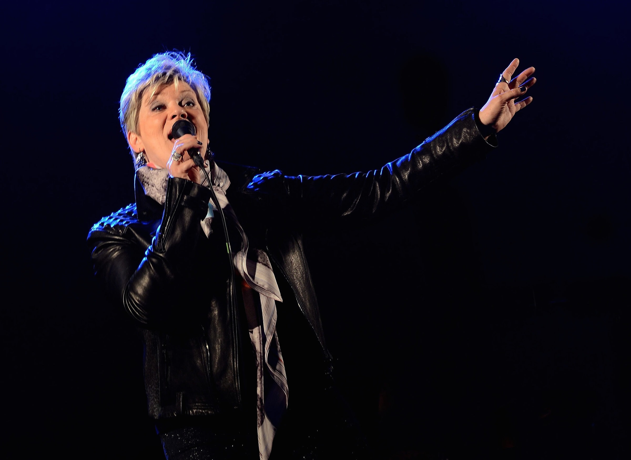 På Slaget 12 forsanger med mikrofon og hånd i vejret