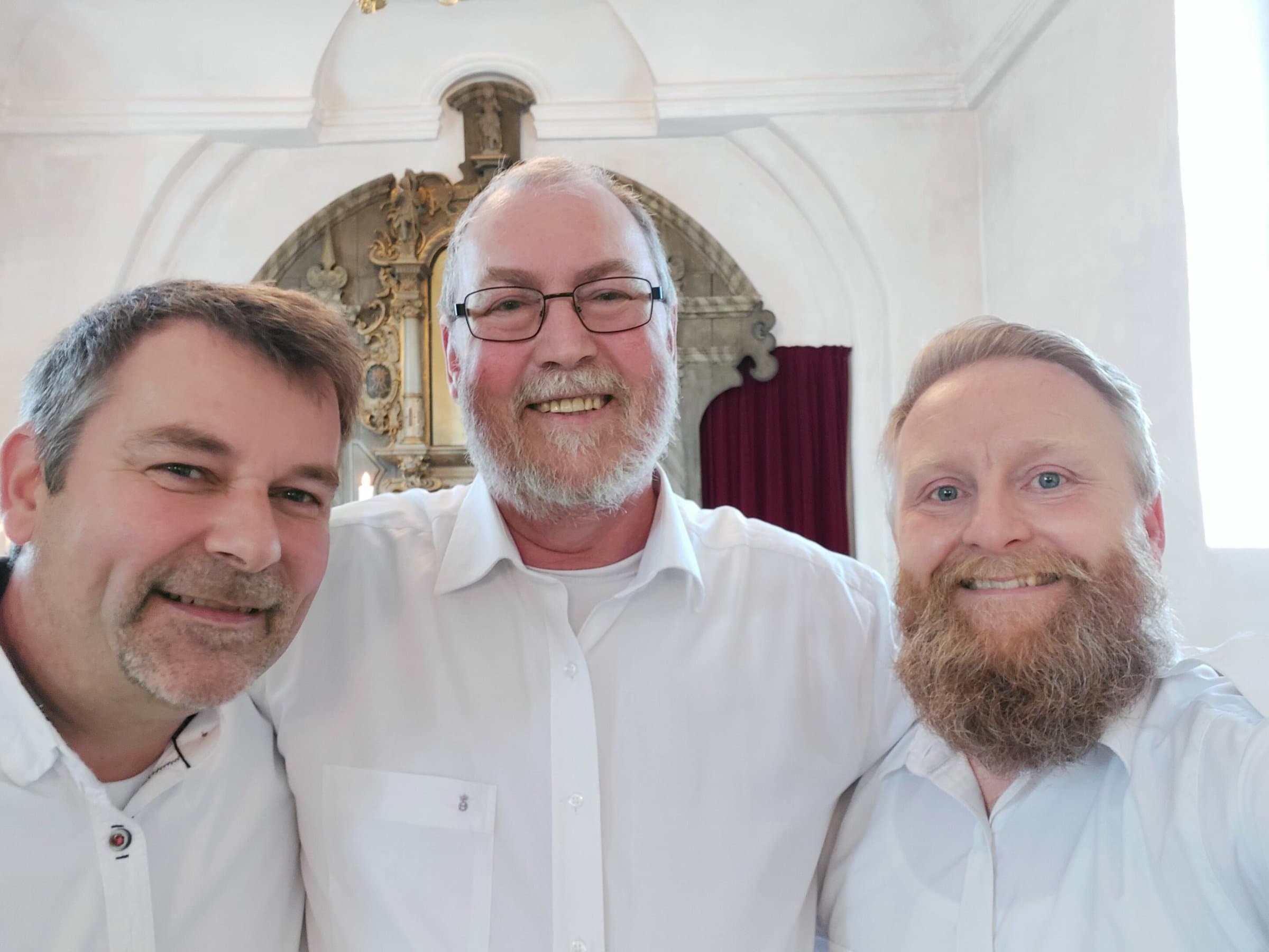 De Farende Svende iklædt hvidt tøj