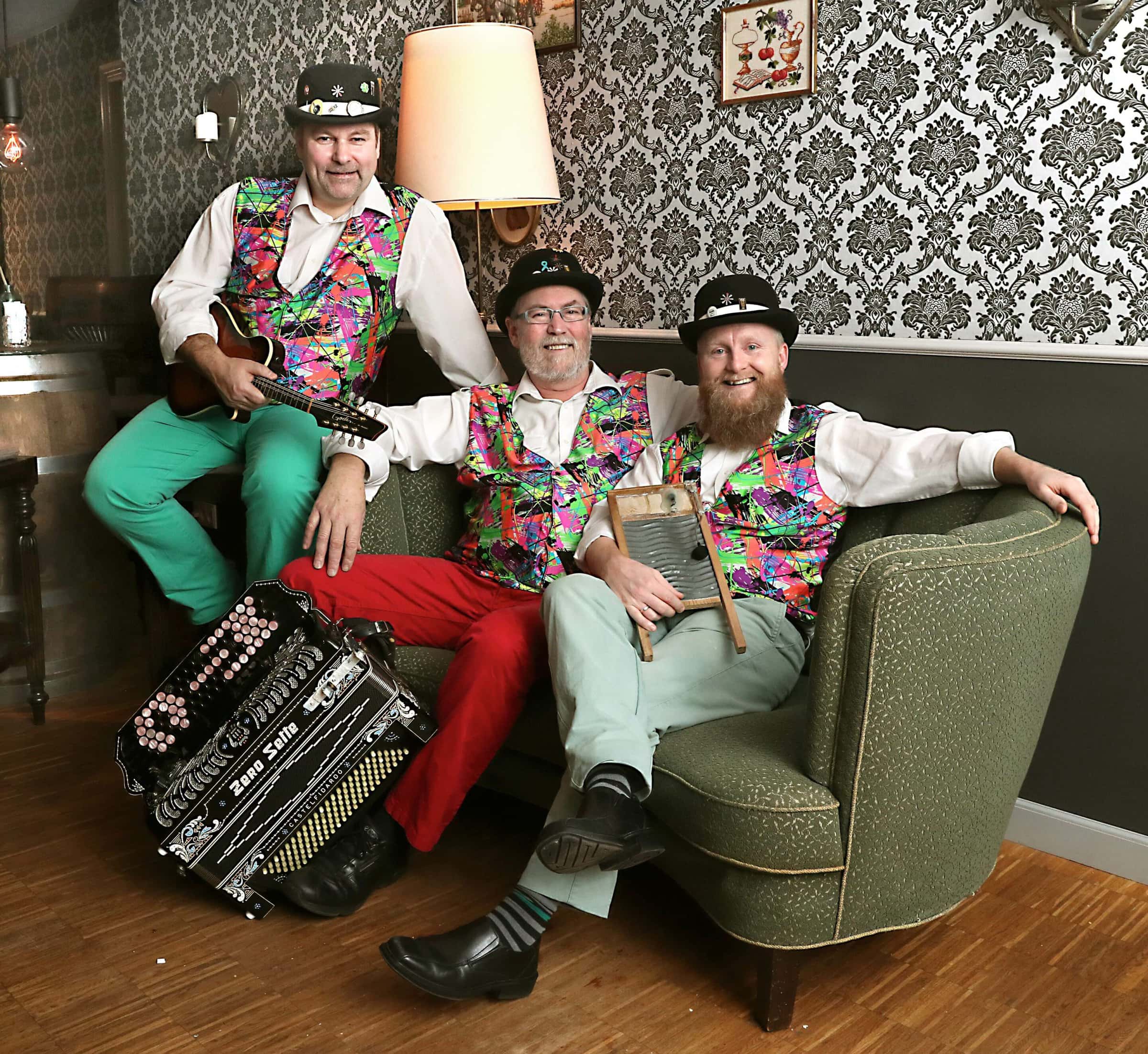 tre mænd i sofa med hat.2