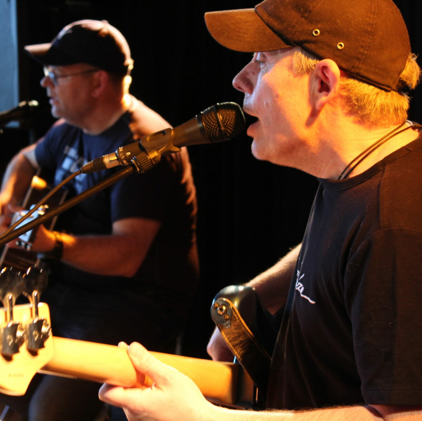 Hansen & Krog spiller musik og har kasketter på