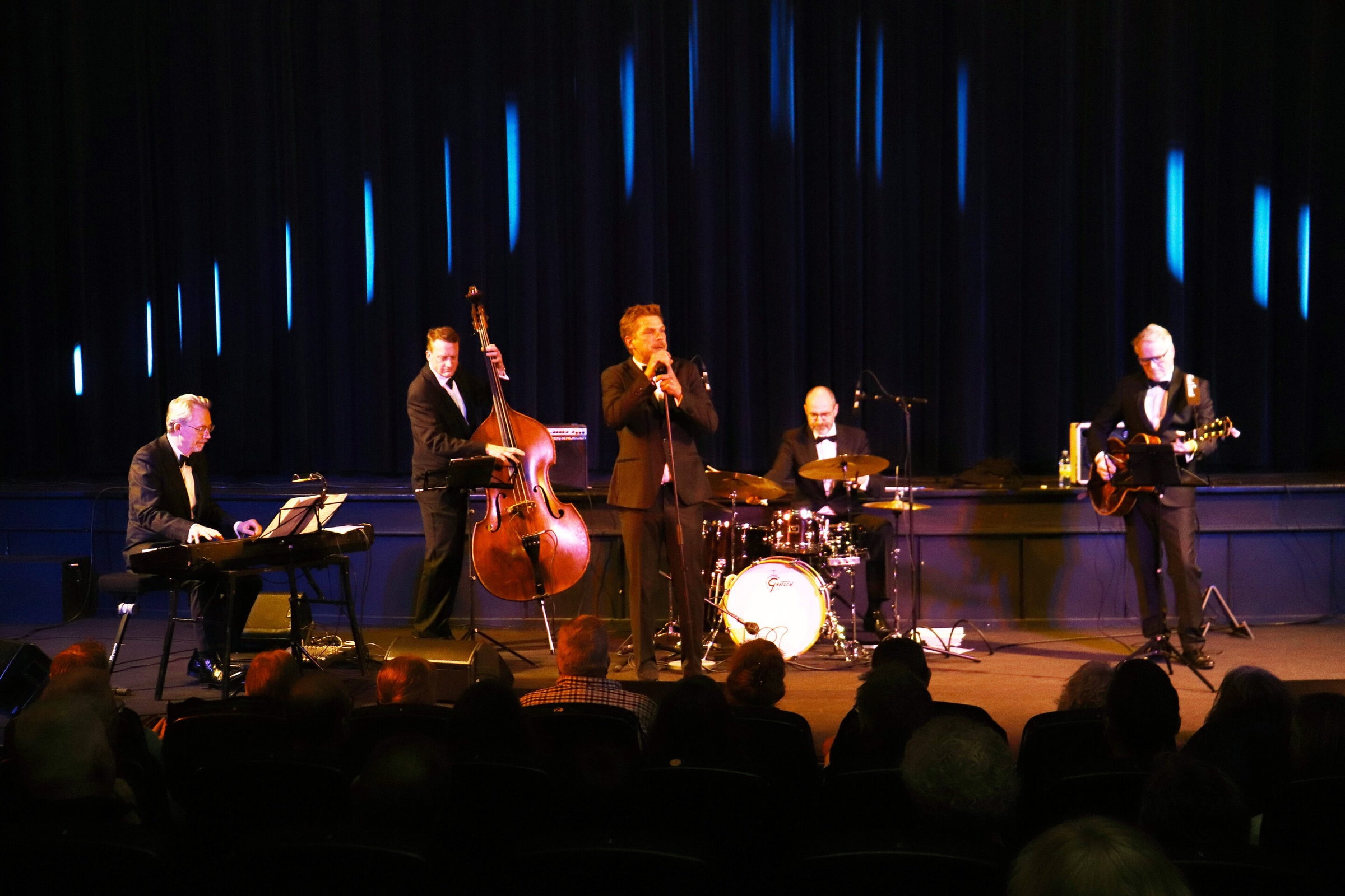 Band i telt med 5 mænd