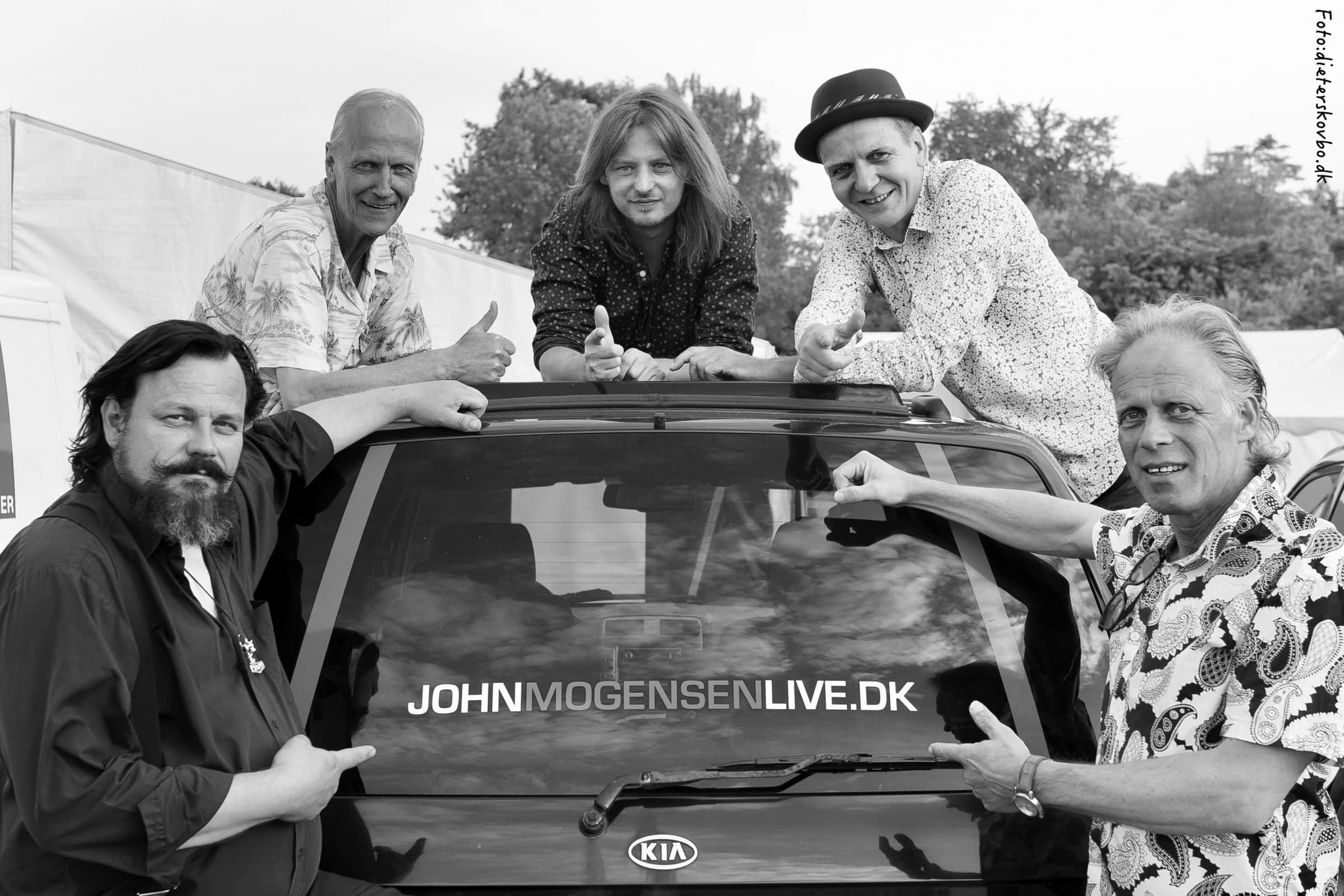 John Mogensen Live foran bil sort/hvid