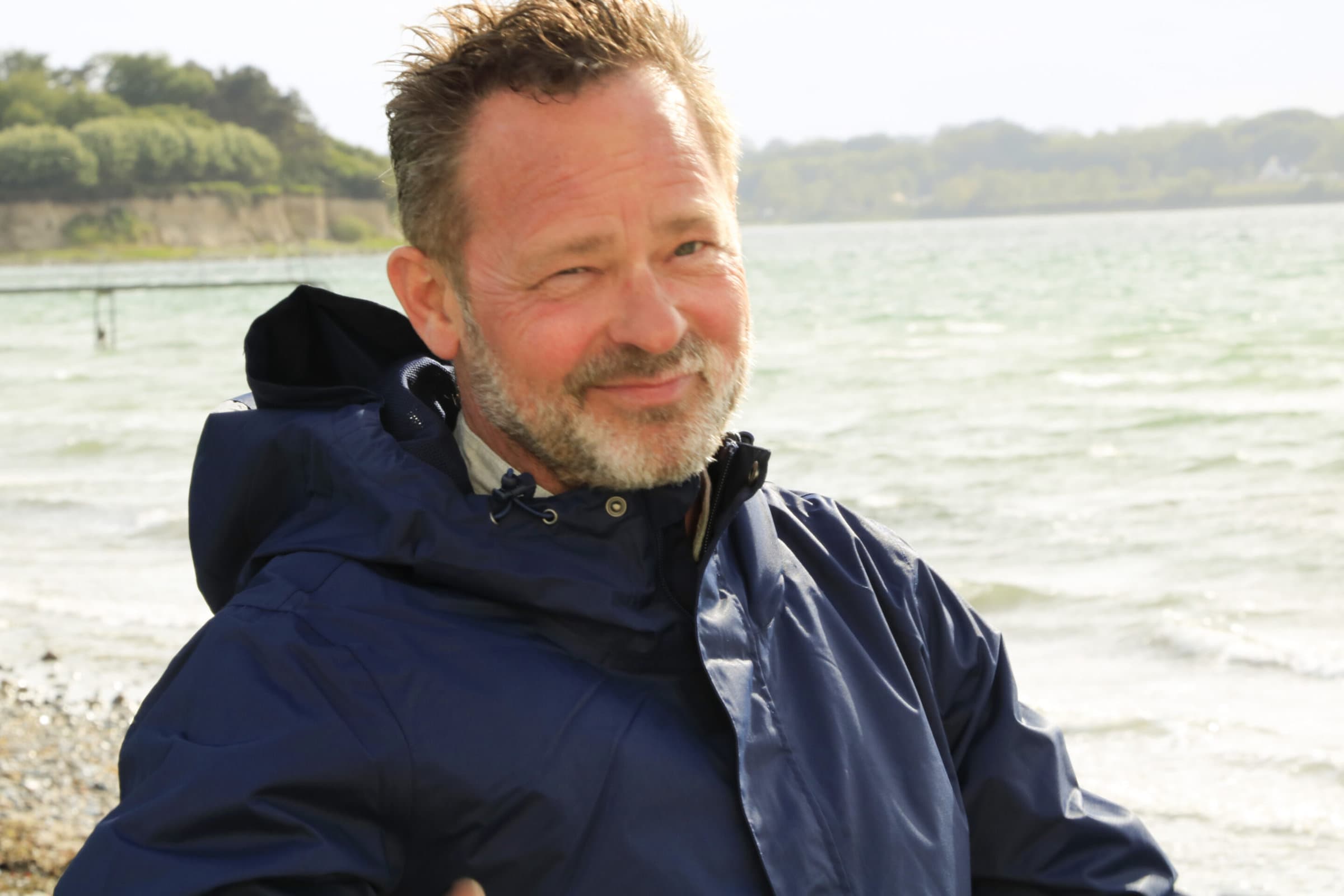 Mek Pek med havet i baggrunden