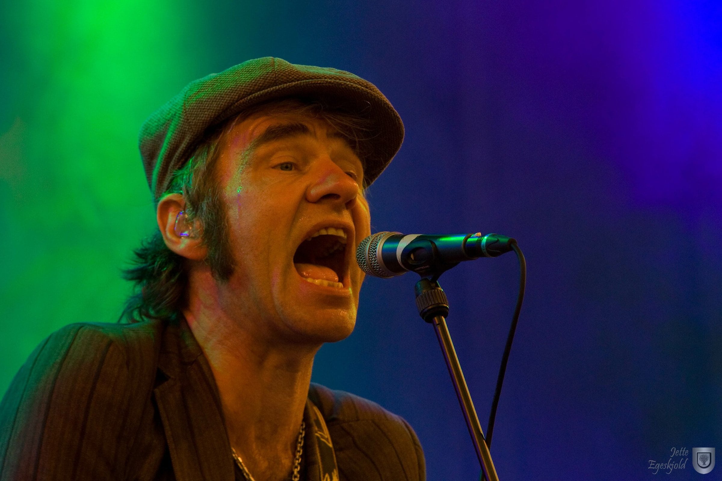 Ole Gas med hat i grønt og blåt scenelys