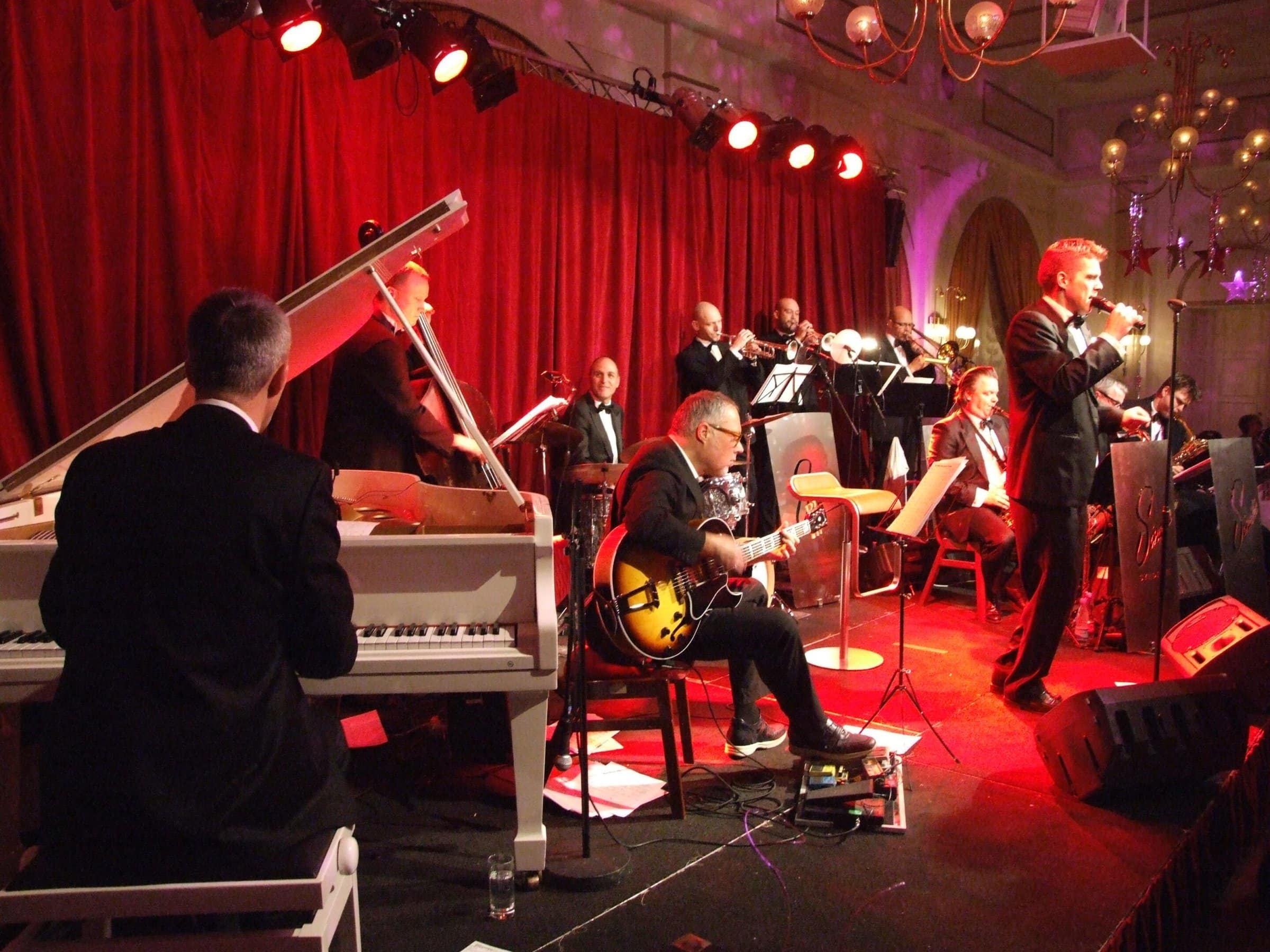 Band indendørs ved rødt bagtæppe