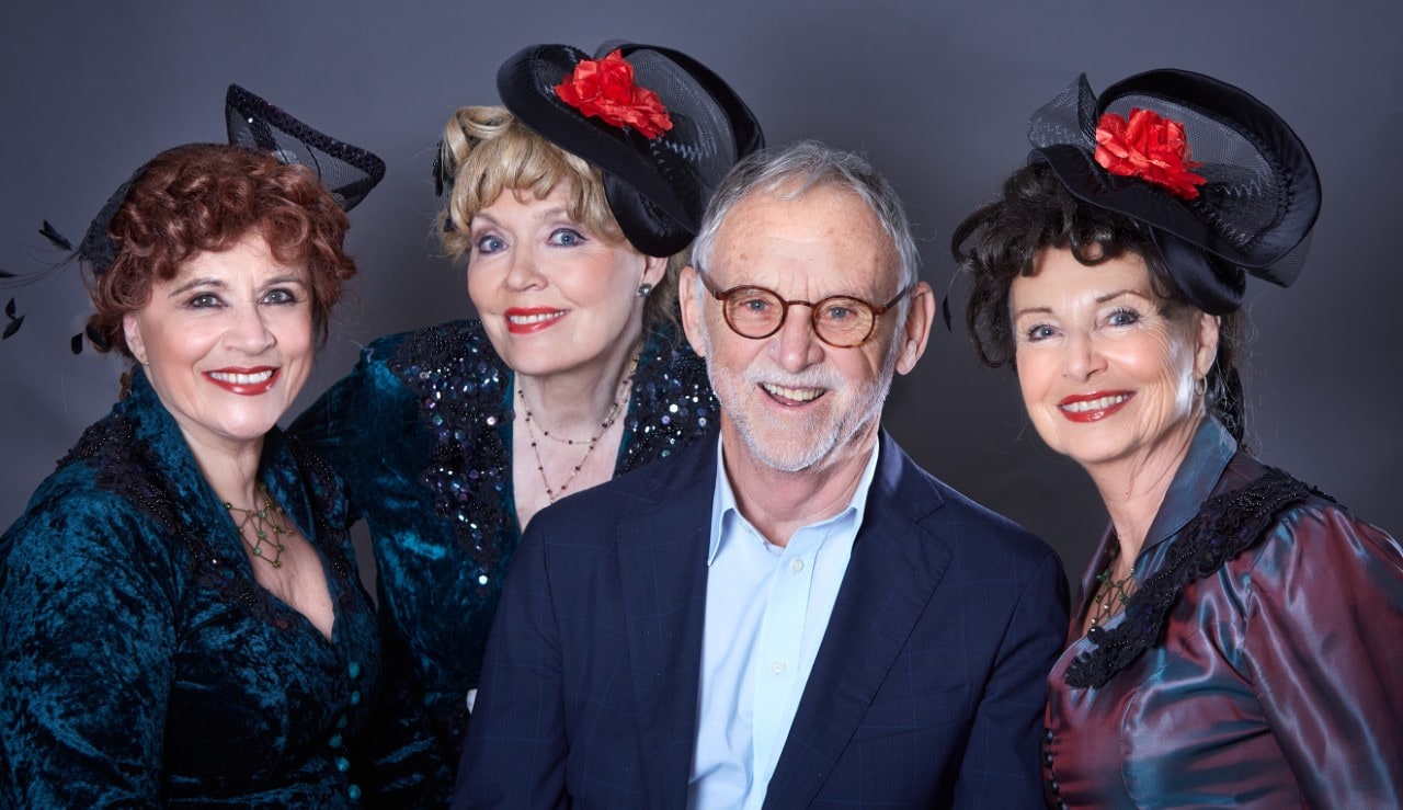 tre kvinder og en mand med mørk baggrund.2