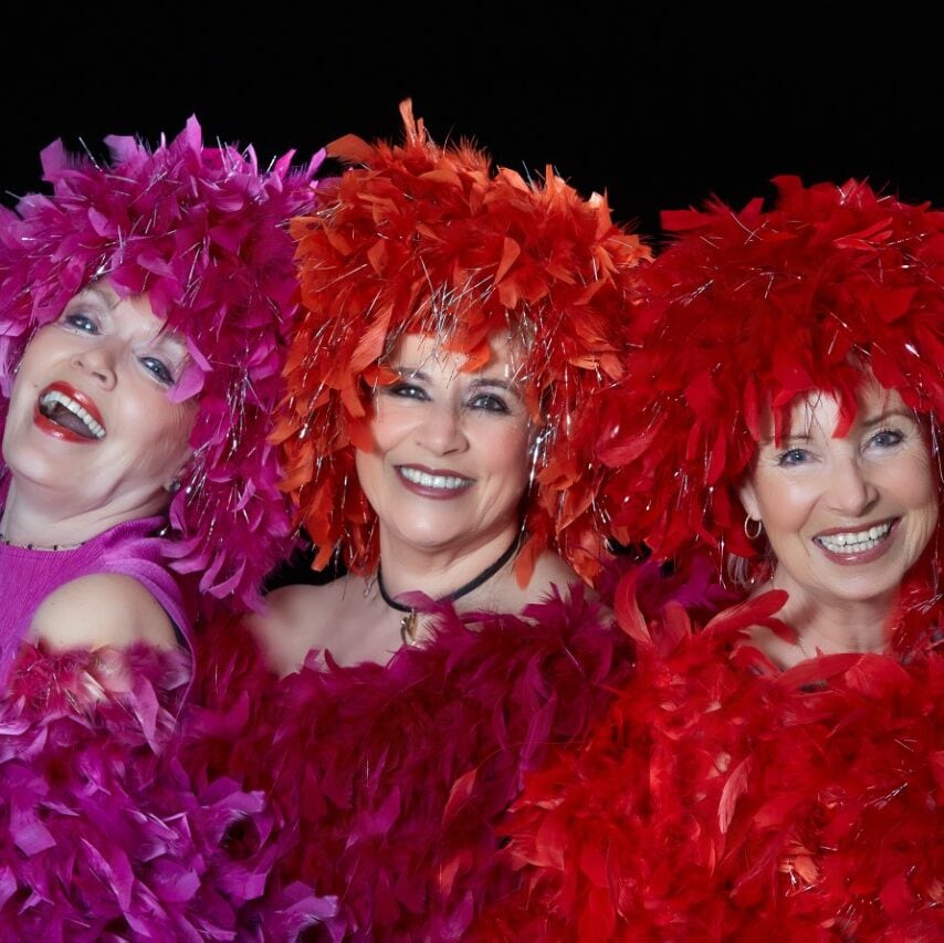 tre kvinder med sort baggrund