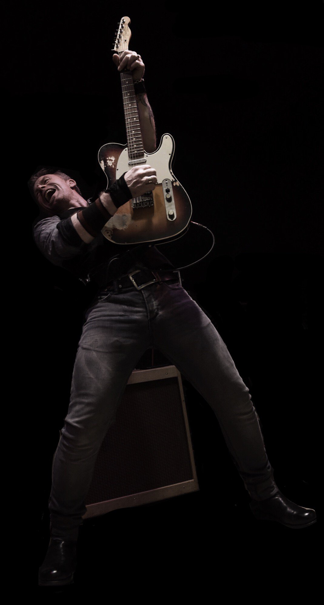 mand med guitar på scene