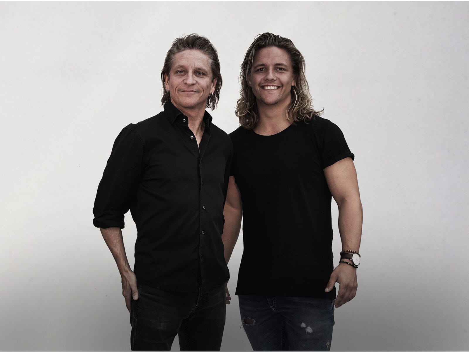 Volf Duo hvid baggrund og sort tøj