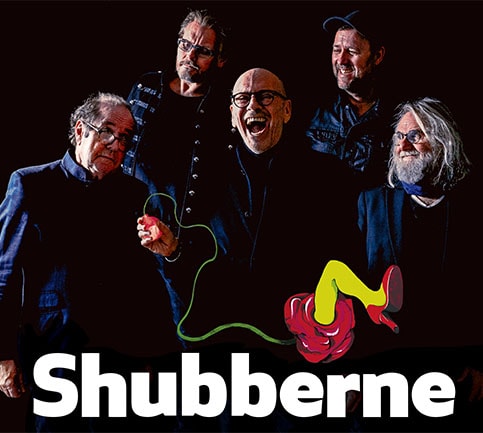 shubberne foran sort væg