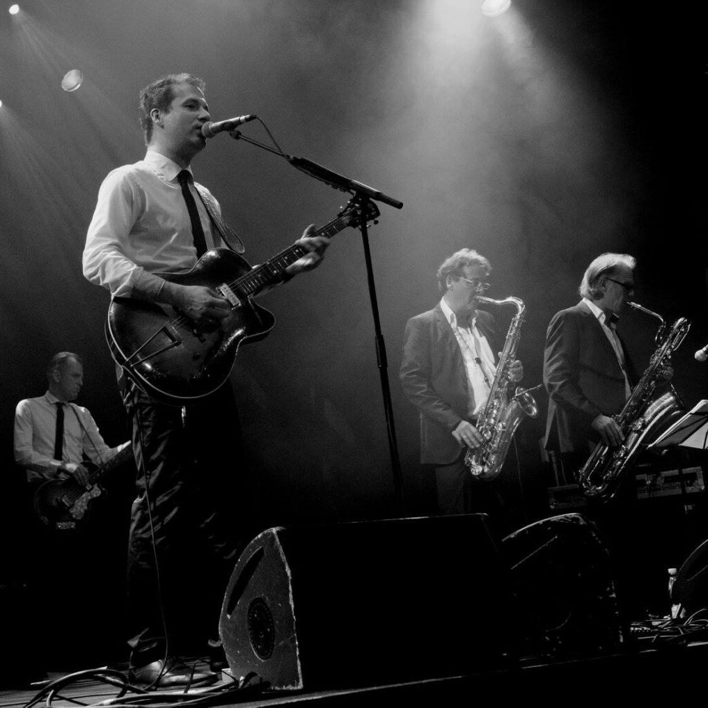 The Works optræder på scene sort hvid