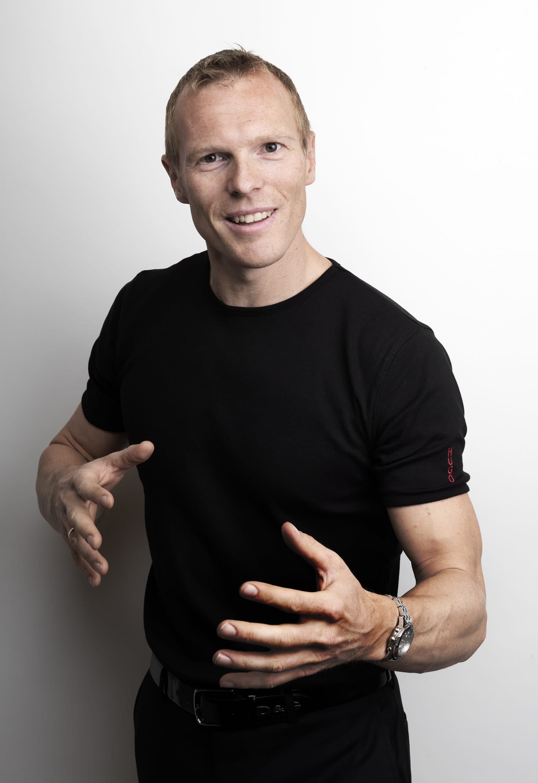 Eskild Ebbesen hvid baggrund stående