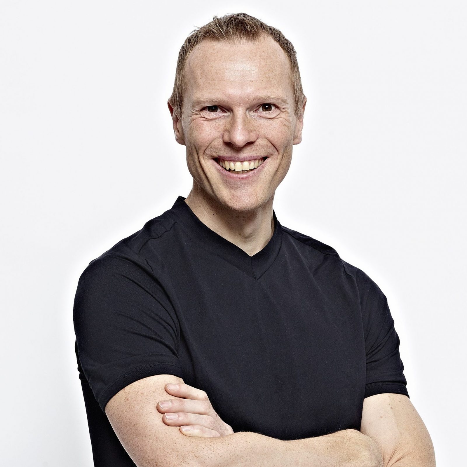 Eskild Ebbesen stående hvid baggrund profilbillede