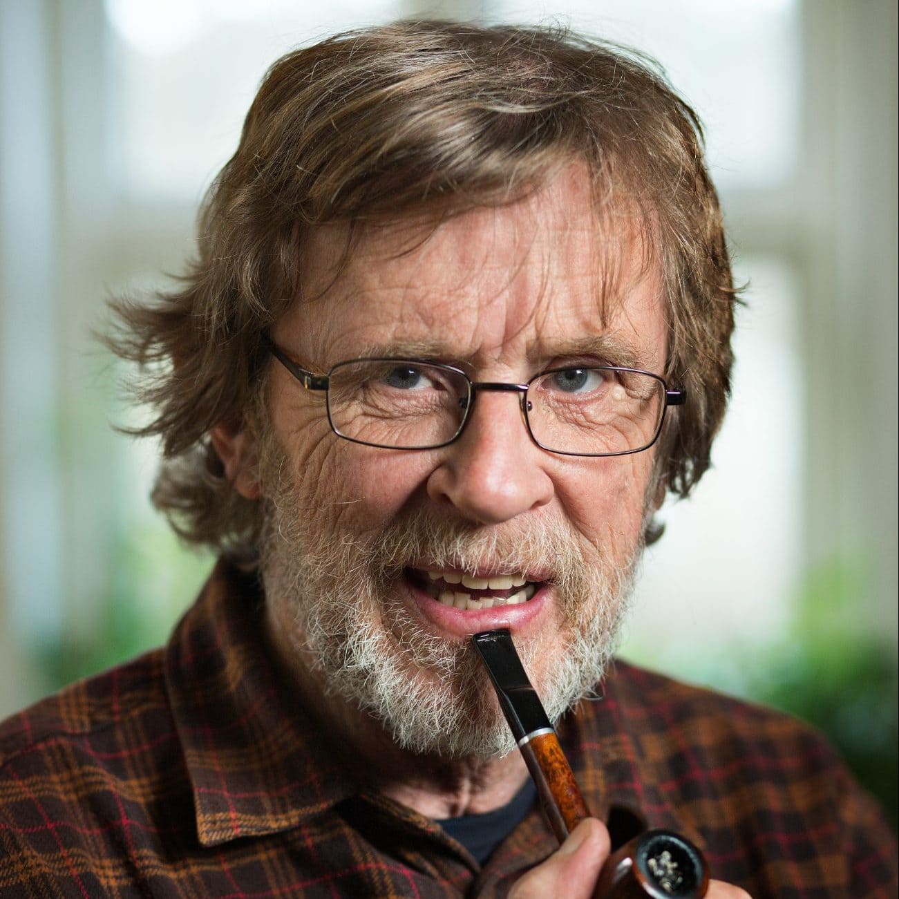 Søren Ryge siddende med pibe