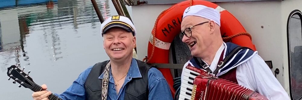 Skipperlaks coverbillede med hatte og instrumenter