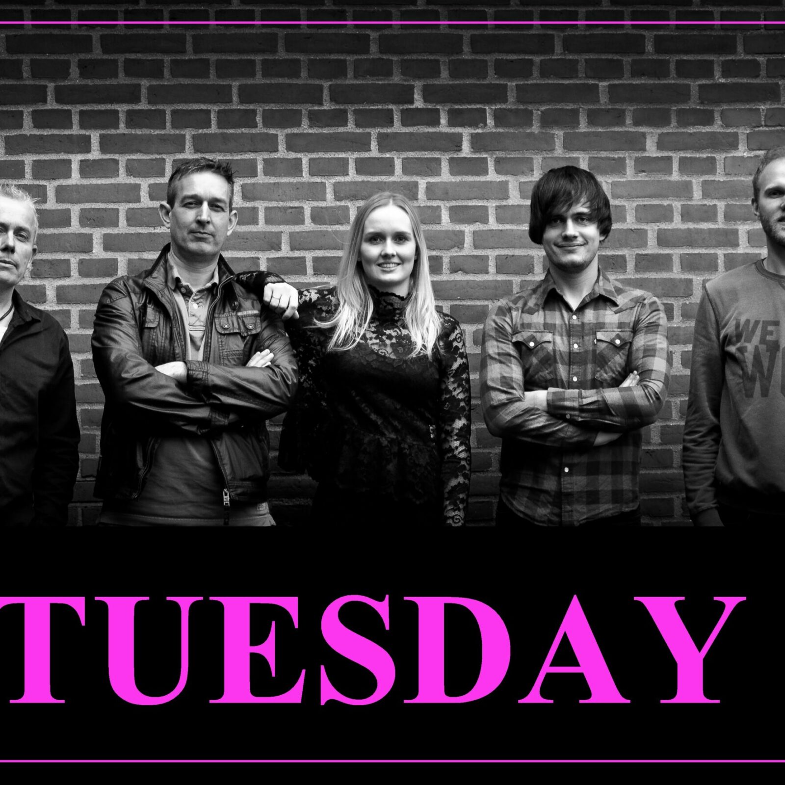 Tuesday kvadratisk billede i sort og hvid