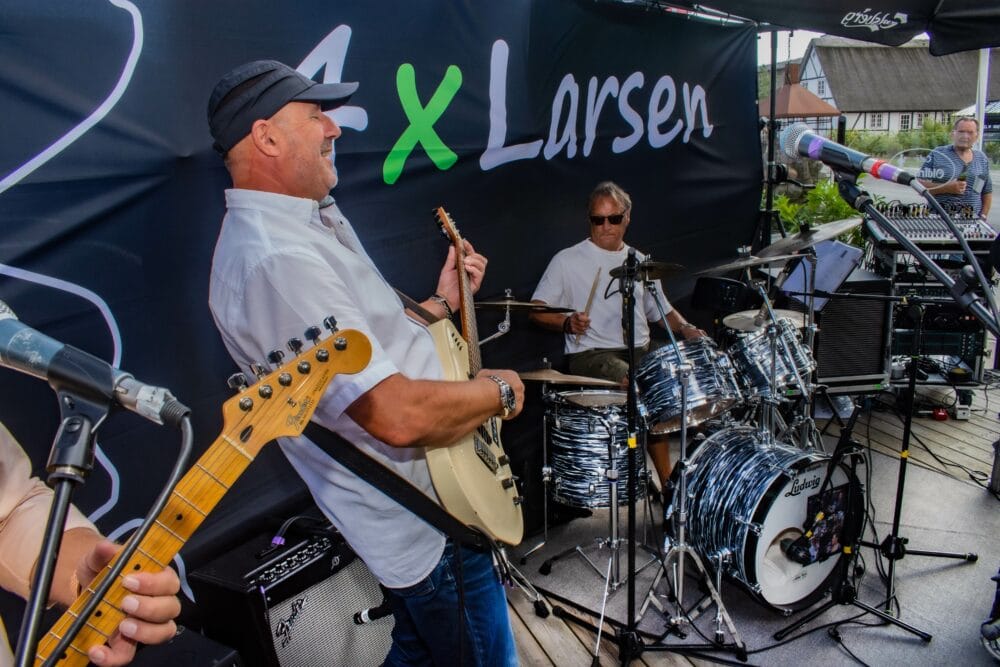 4 x Larsen to personer spiller guitar og trommer