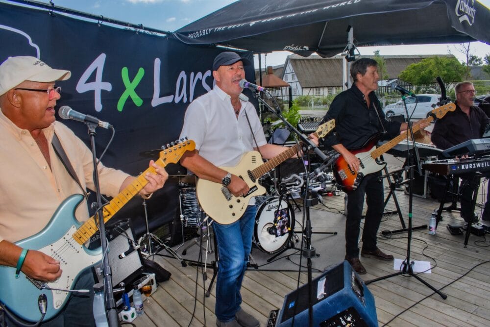 4 x Larsen spiller musik på scene