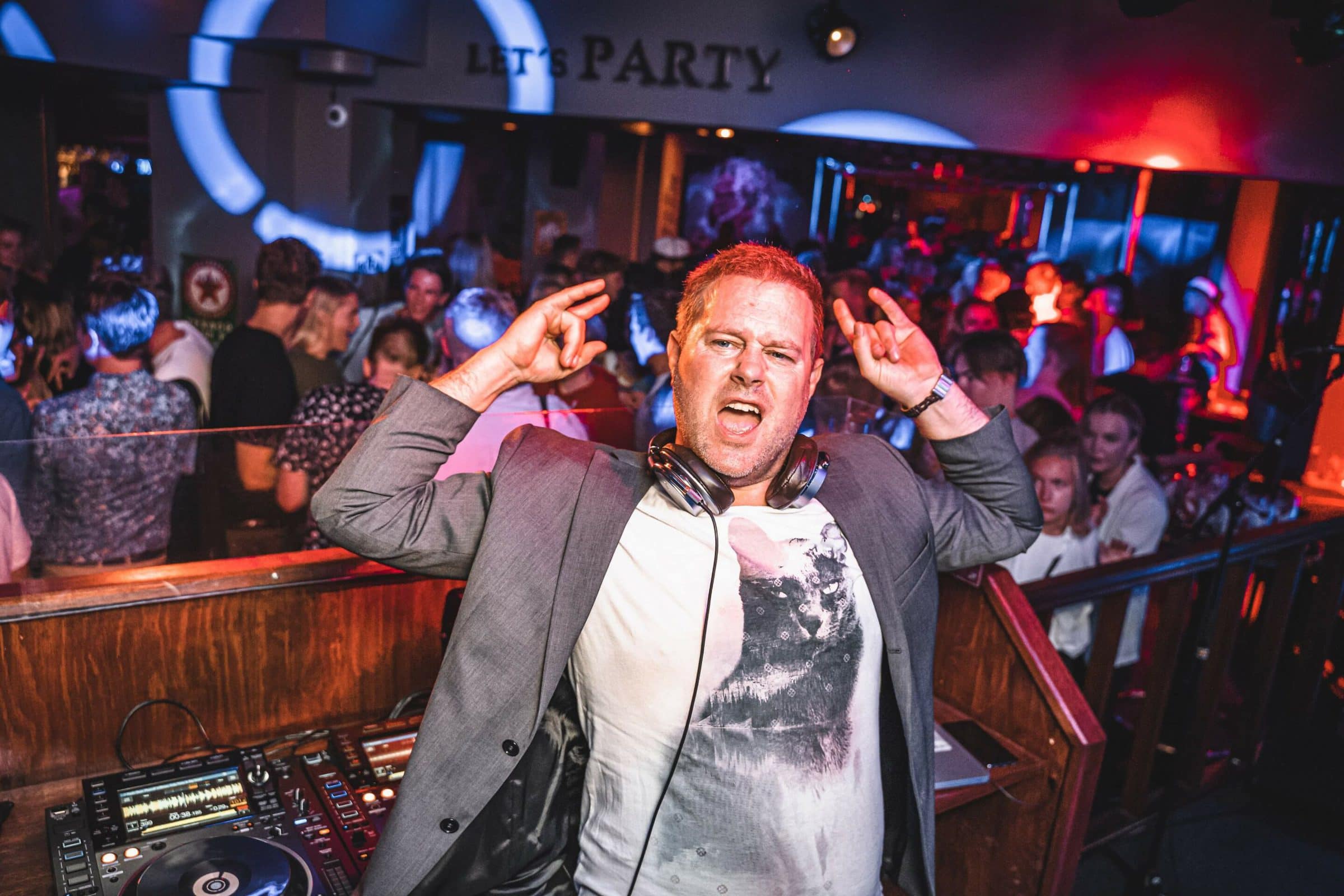 DJ Thomas Stadsvold foran mennesker.2