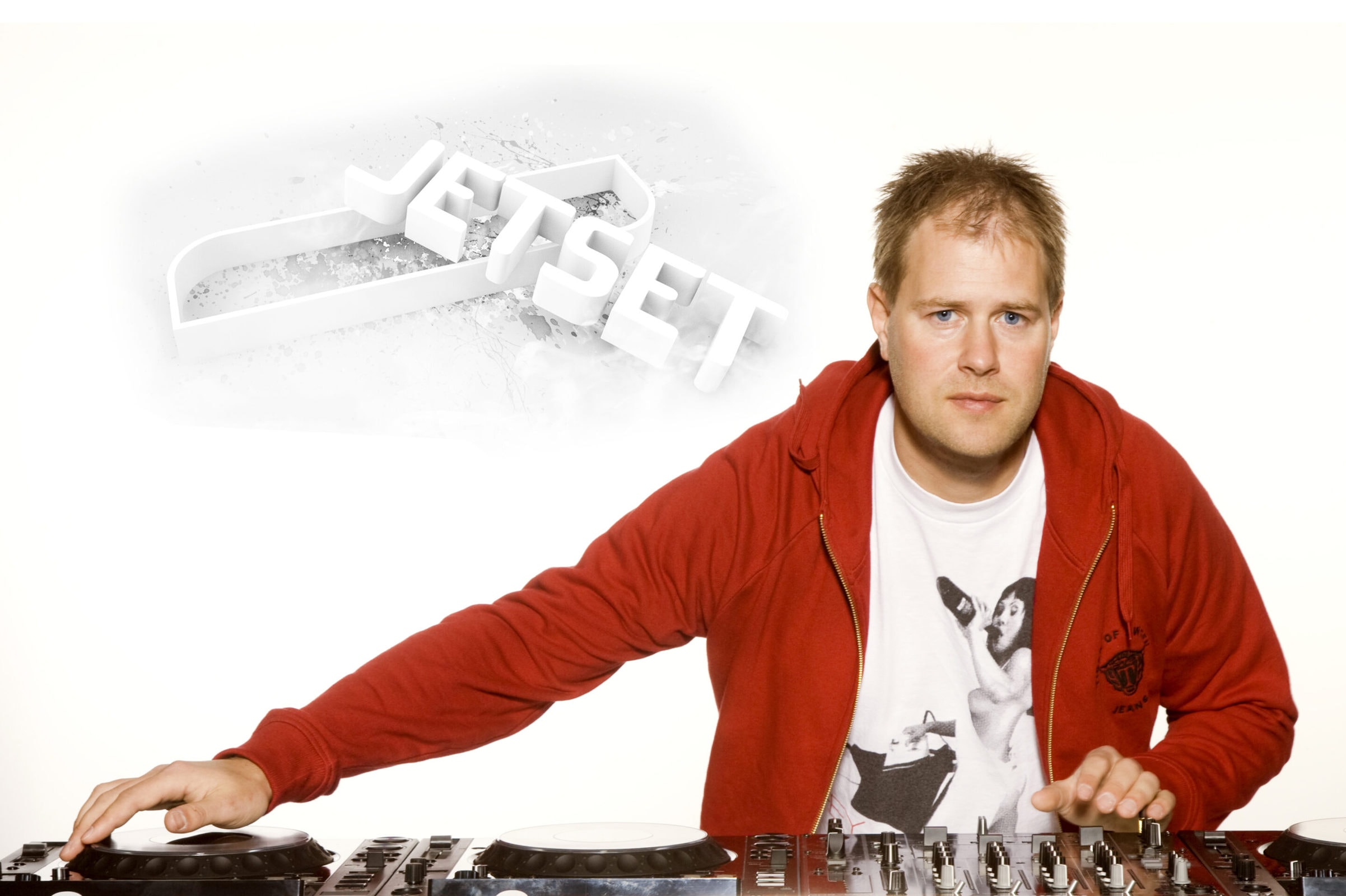 DJ Thomas Stadsvold hvid baggrund.5 foran pult