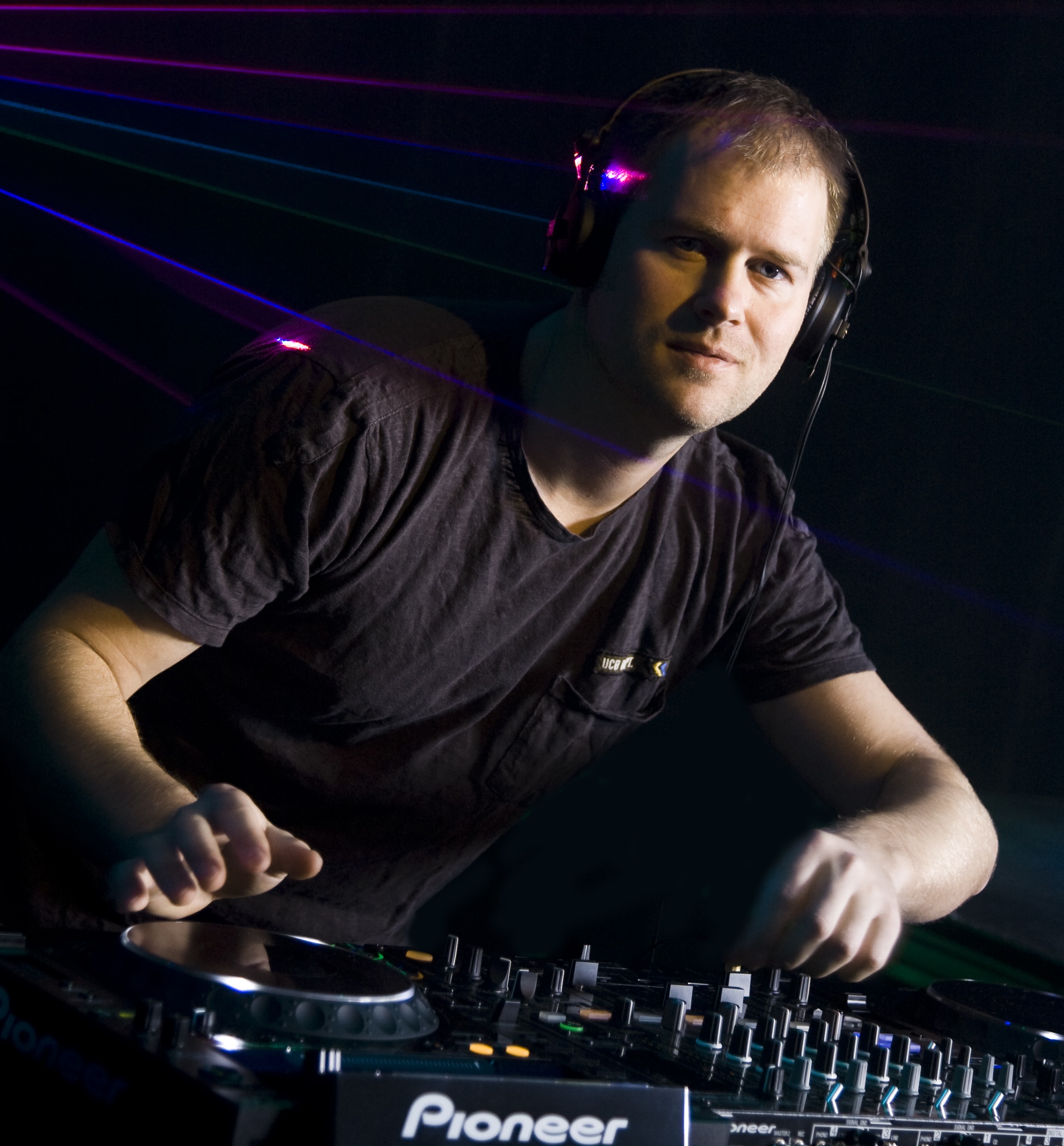 DJ Thomas Stadsvold ved pult