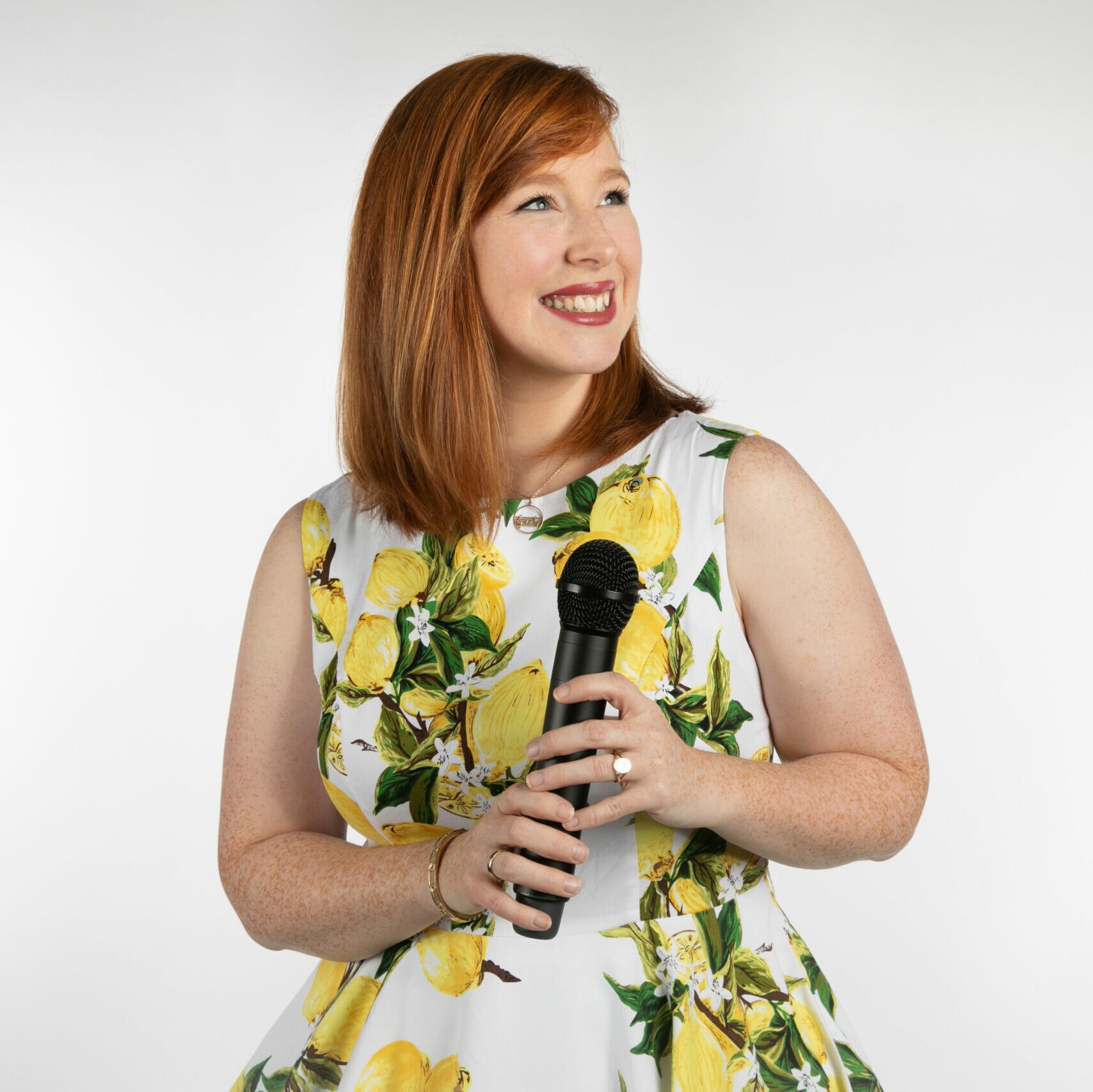 Christa i gul kjole med mikrofon