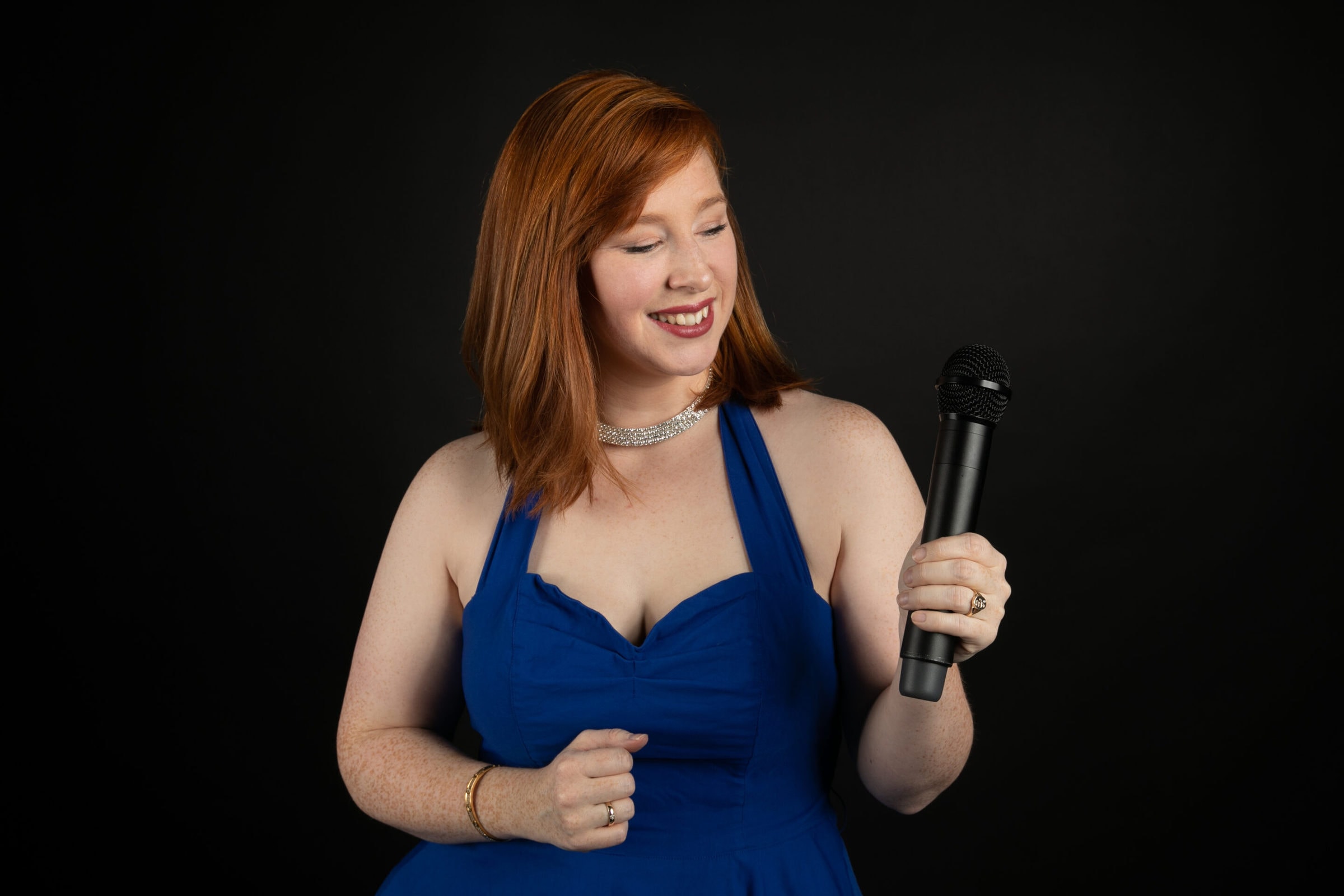 Christa med blå kjole