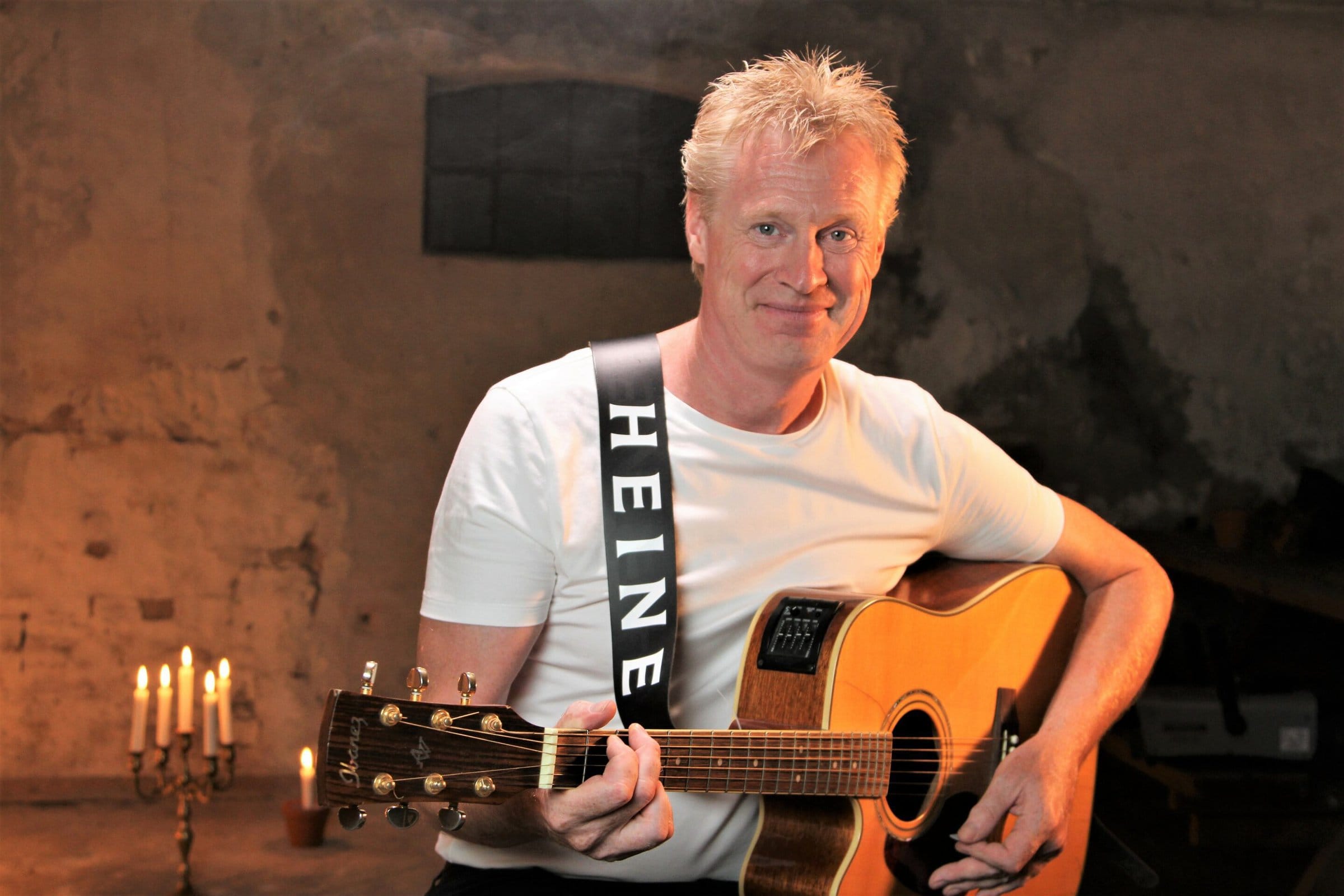 Heine med guitar og stearinlys