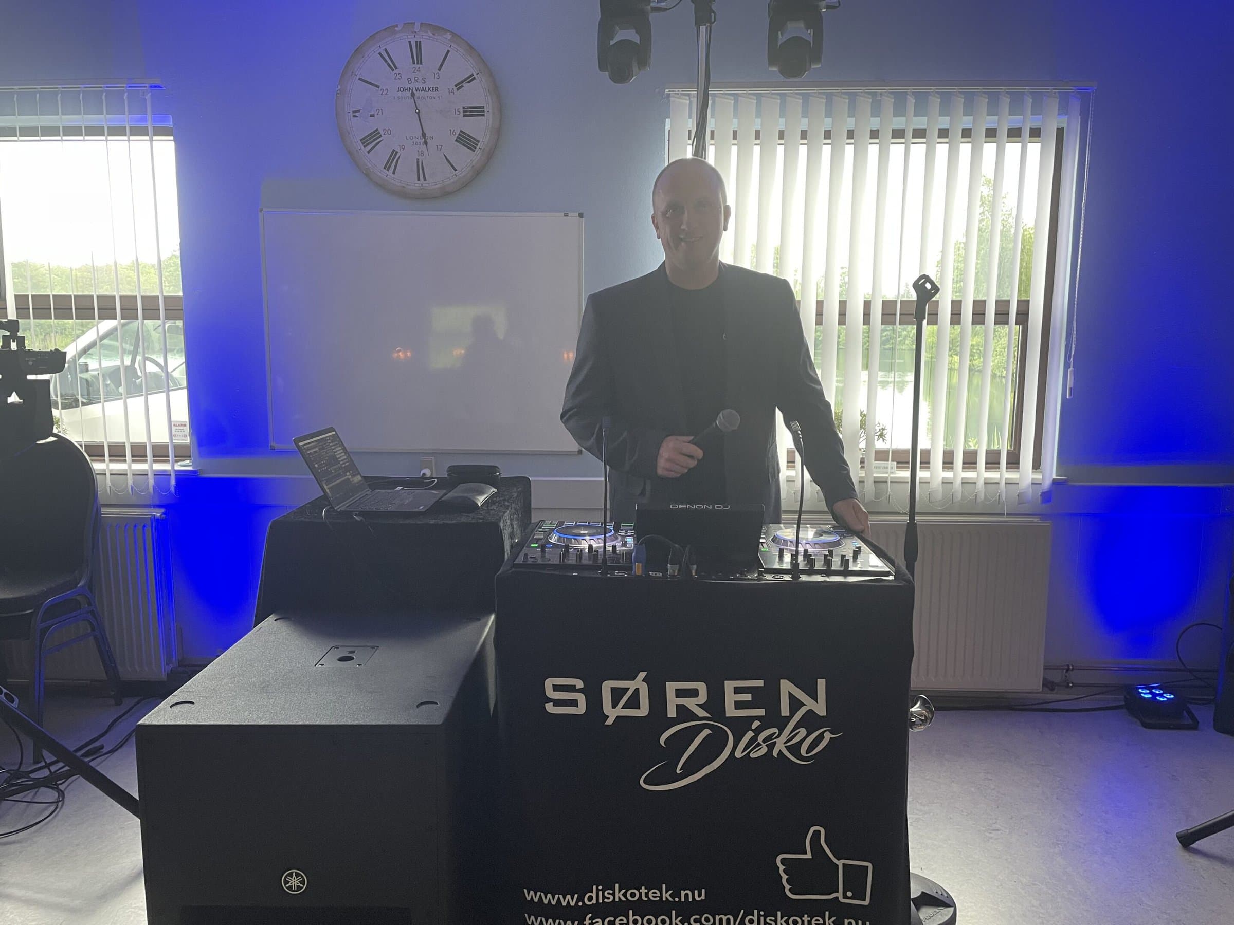 mand med mikron og DJ pult