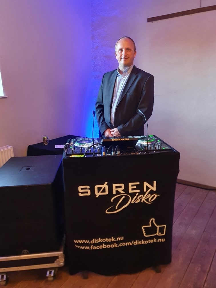 Søren Disko i jakkesæt ved pult