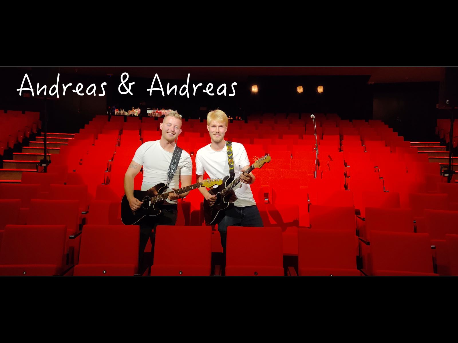 to mænd med guitar ved røde biografstole