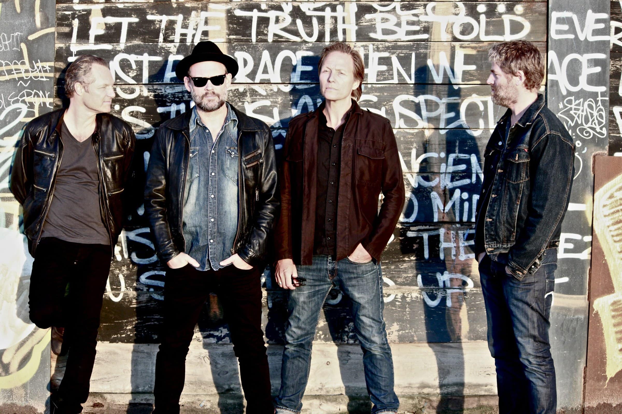 fire mænd foran trævæg.2