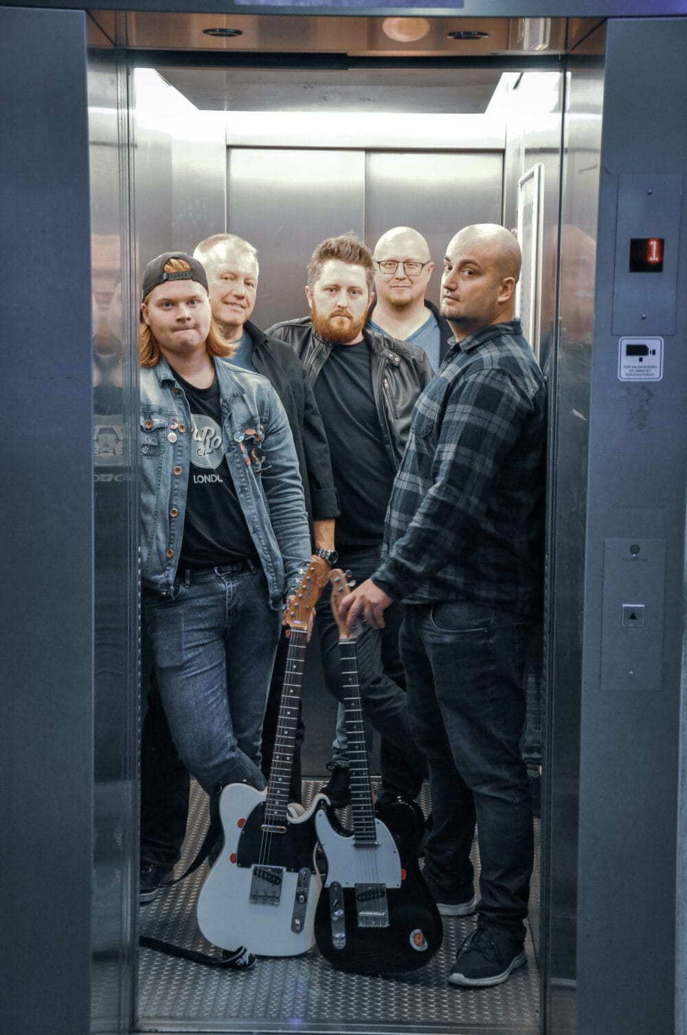 Almost Quo stående i elevator uredigeret