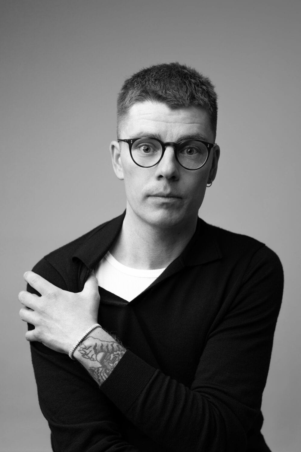 Esben Kronborg i sort hvid og hånd ved skulder