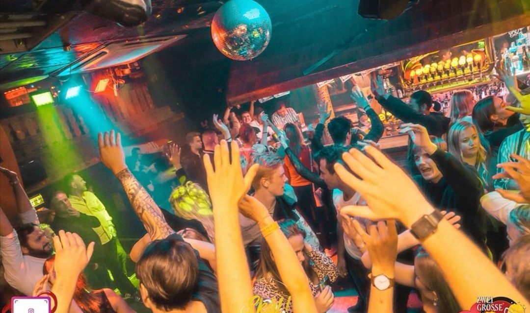 Hornshøj duo publikum med hænder i vejret