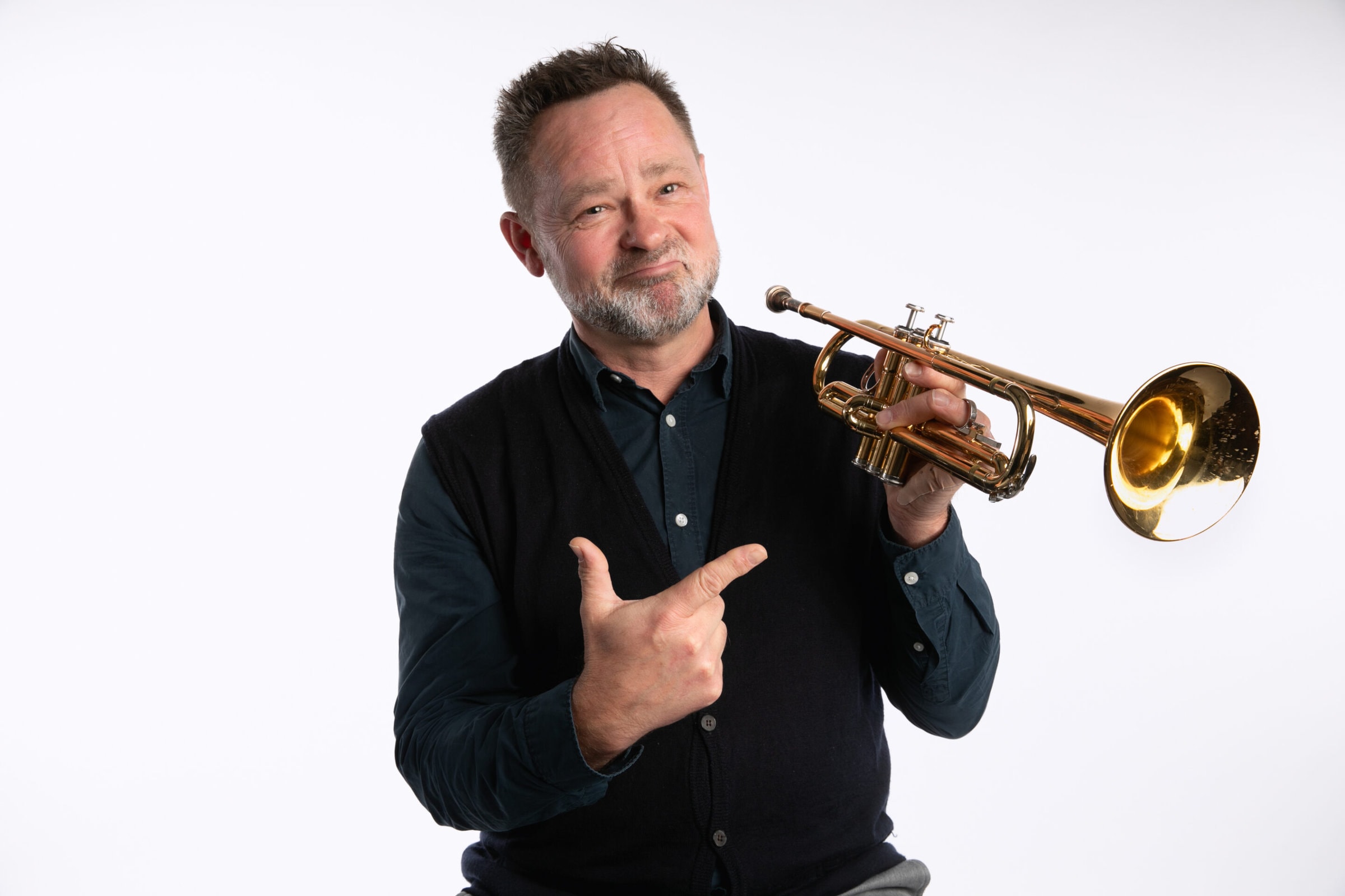 Mek Pek peger på trompet