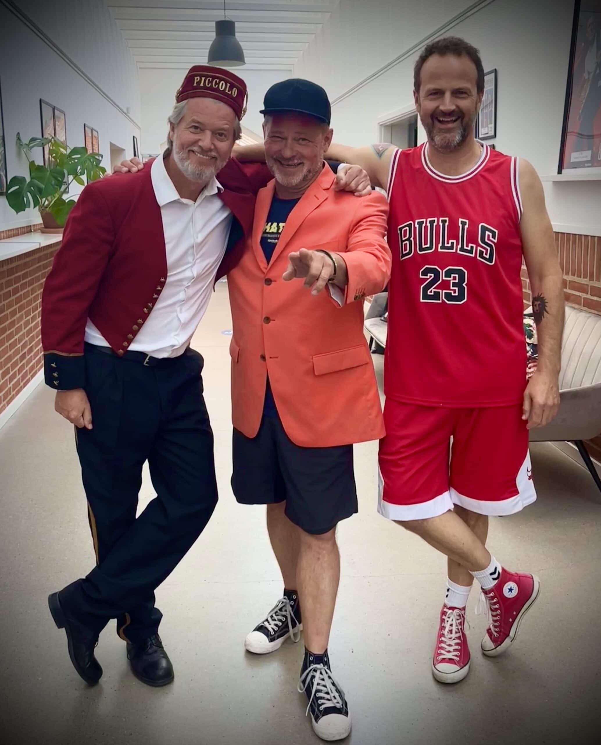 Mek Pek for børn i orange jakke og peger