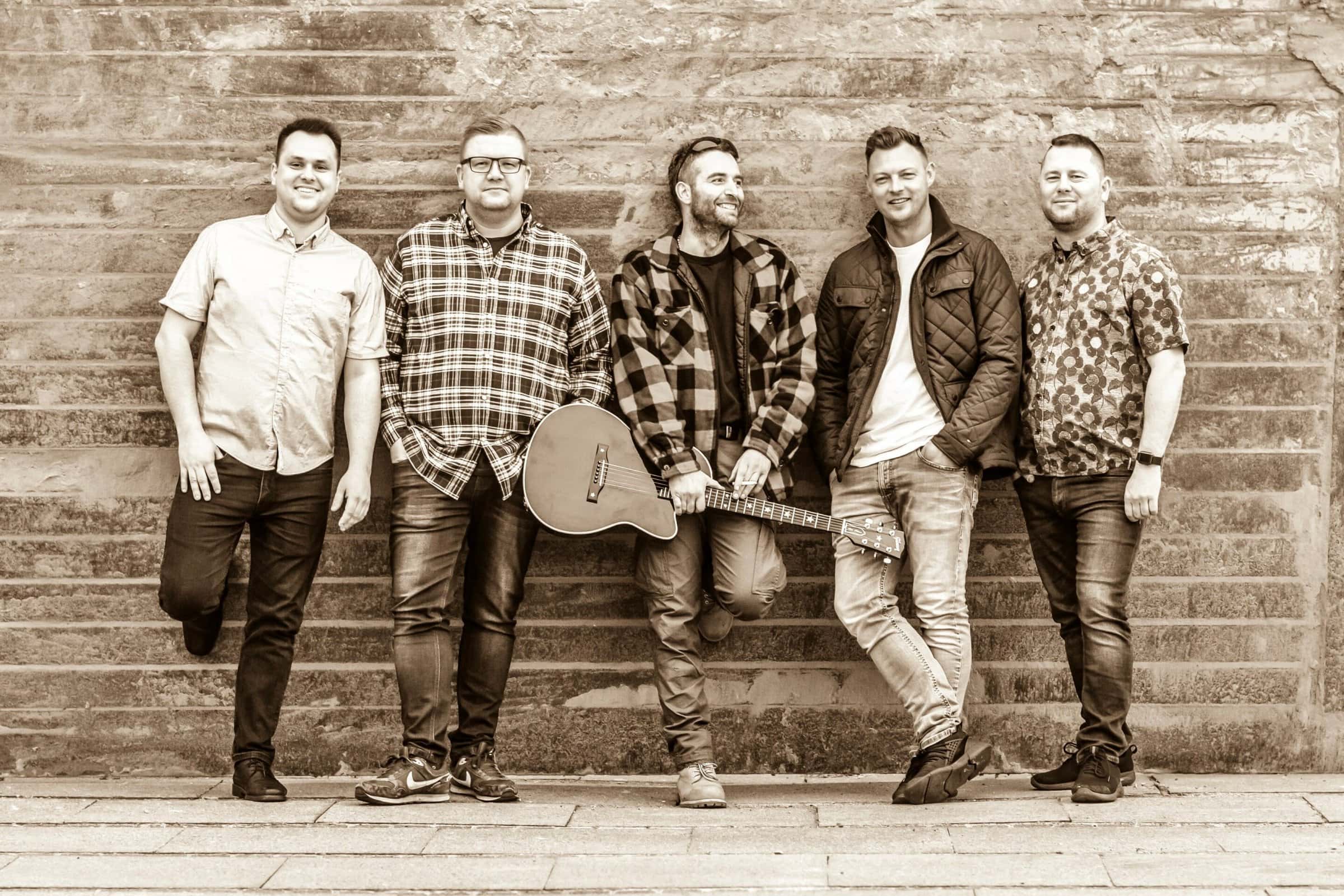 Johnny Madsen Tribute i gullig toning ved mur