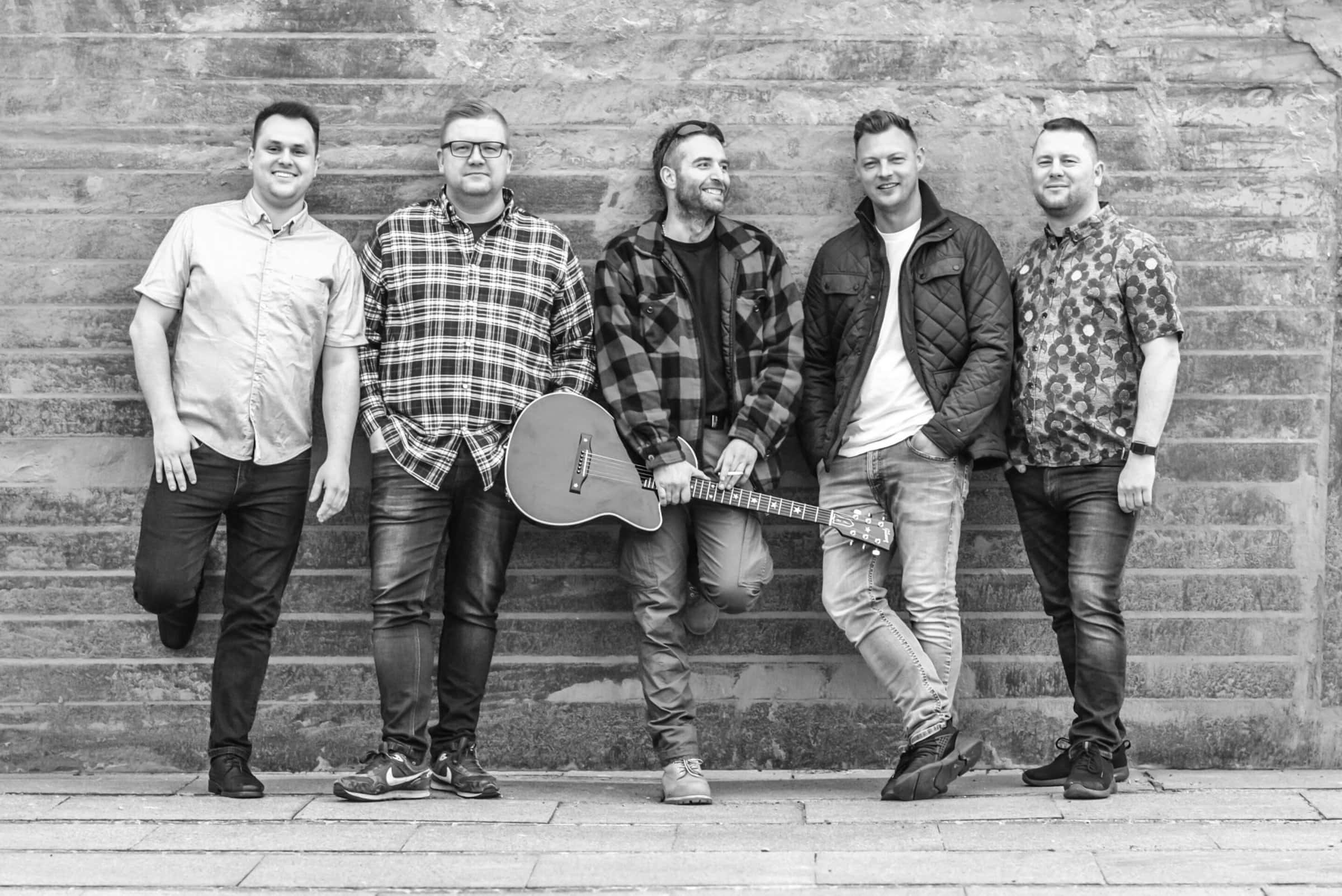 Johnny Madsen Tribute i sort hvid ved mur