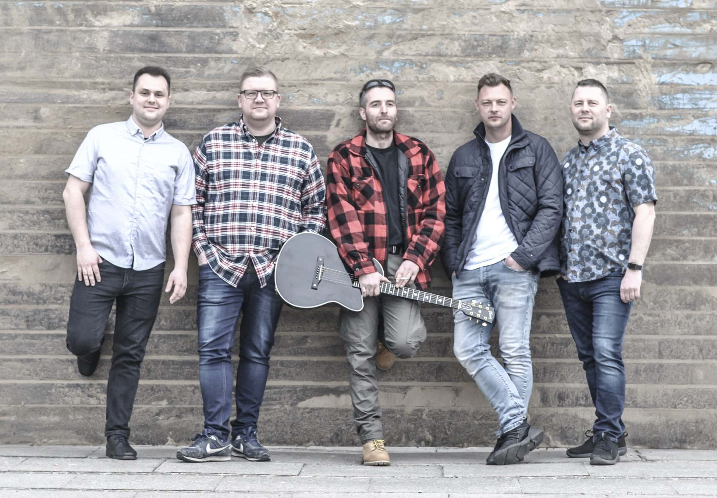 Johnny Madsen Tribute to med fødderne på muren