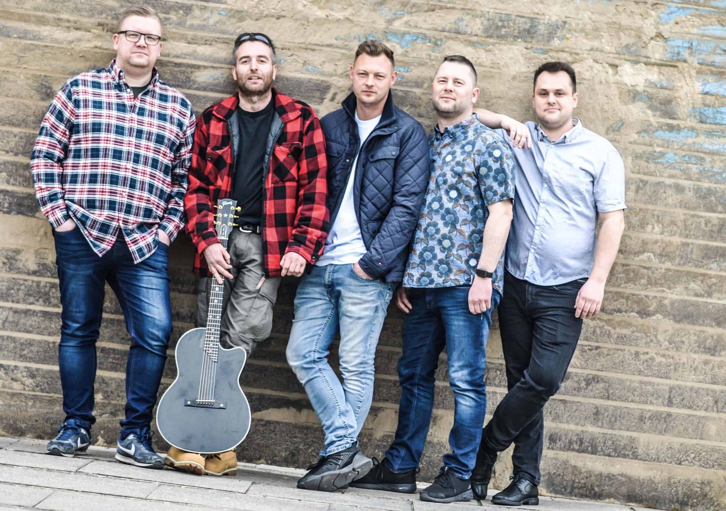 Johnny Madsen Tribute iført jeans skjorter og jakker